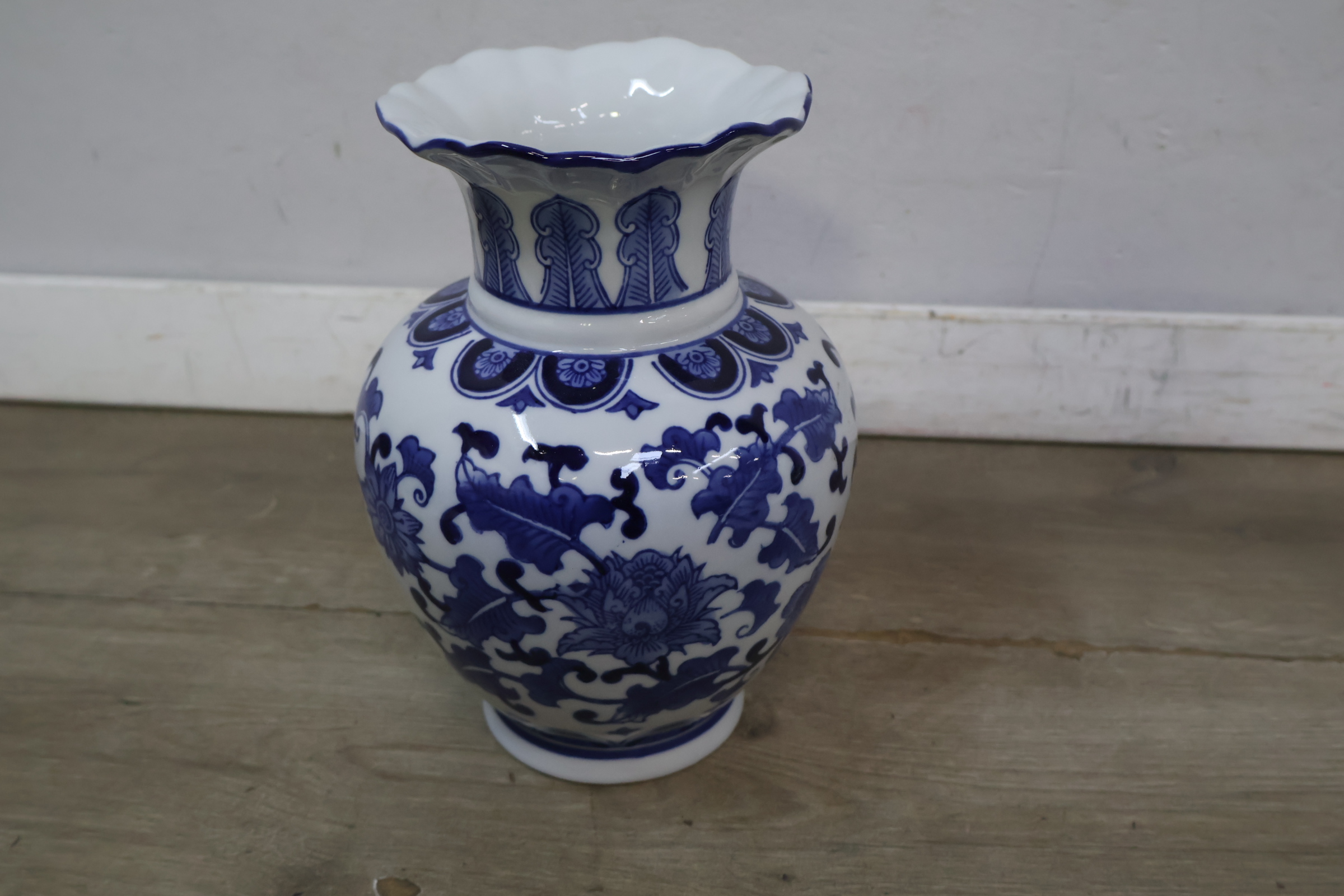 Blauw-witte porseleinen vaas met bloemmotief – foto 3 – kavel bij GSD Auctions, Zoeterwoude