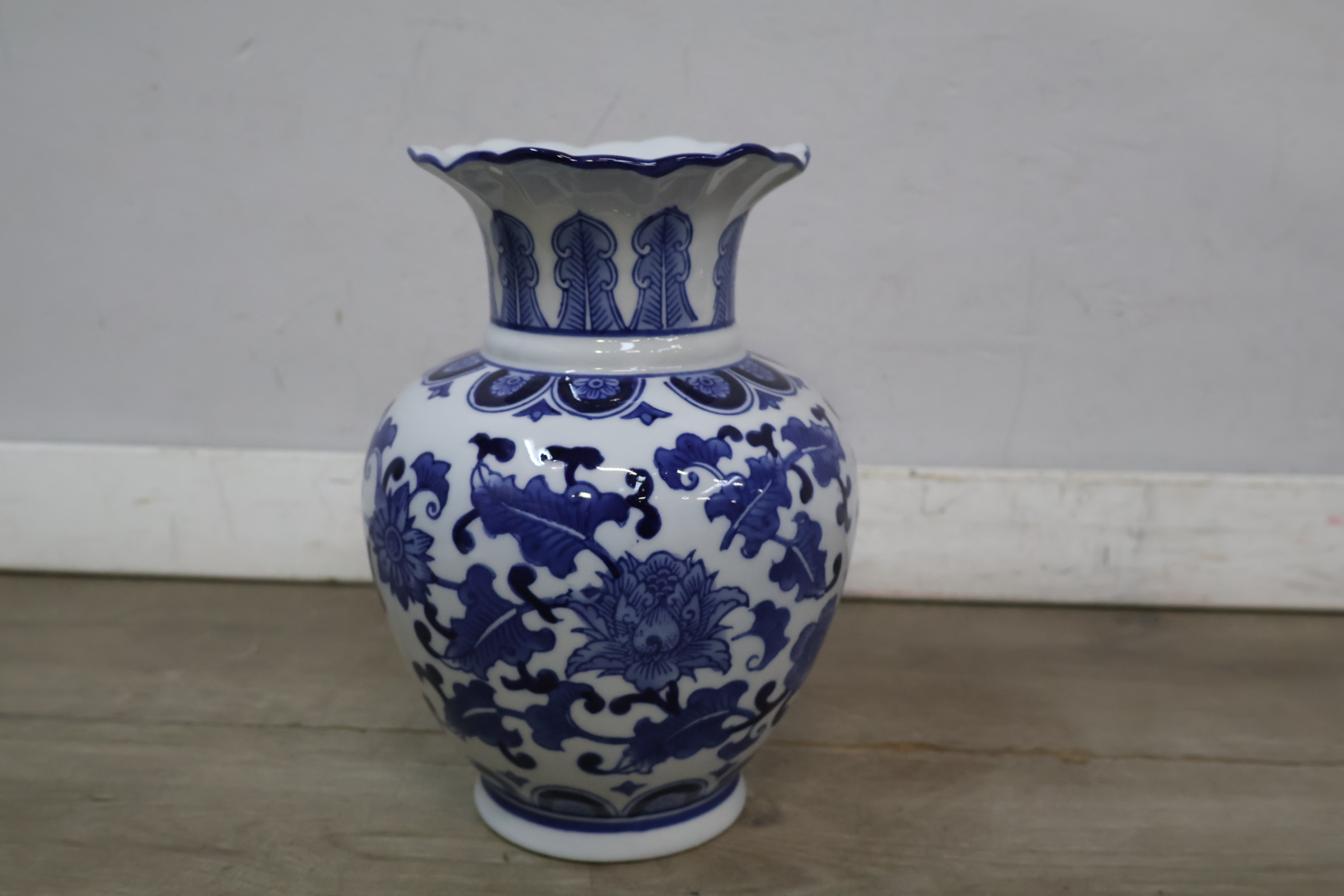 Blauw-witte porseleinen vaas met bloemmotief – foto 4 – kavel bij GSD Auctions, Zoeterwoude