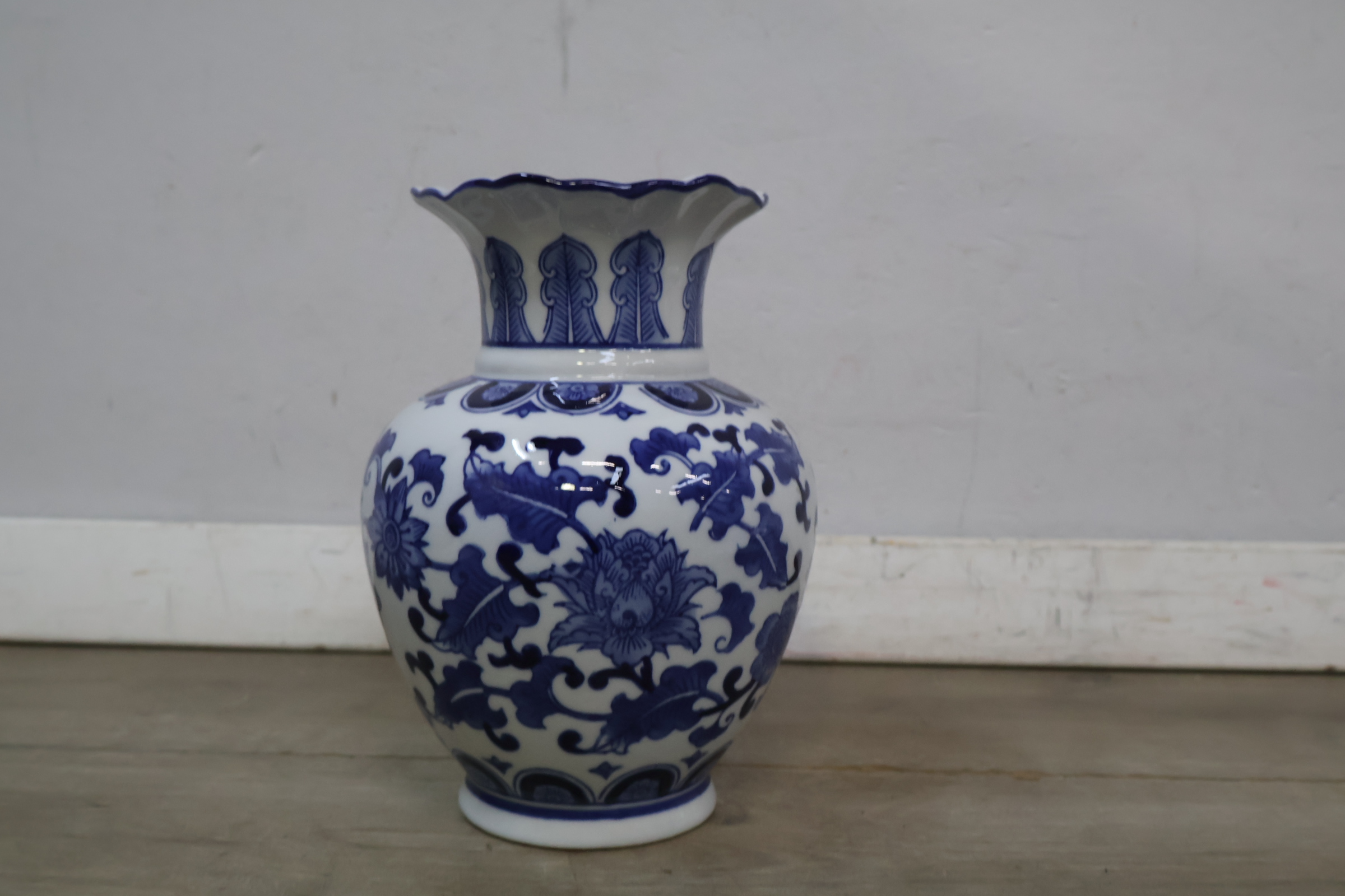 Blauw-witte porseleinen vaas met bloemmotief – foto 5 – kavel bij GSD Auctions, Zoeterwoude