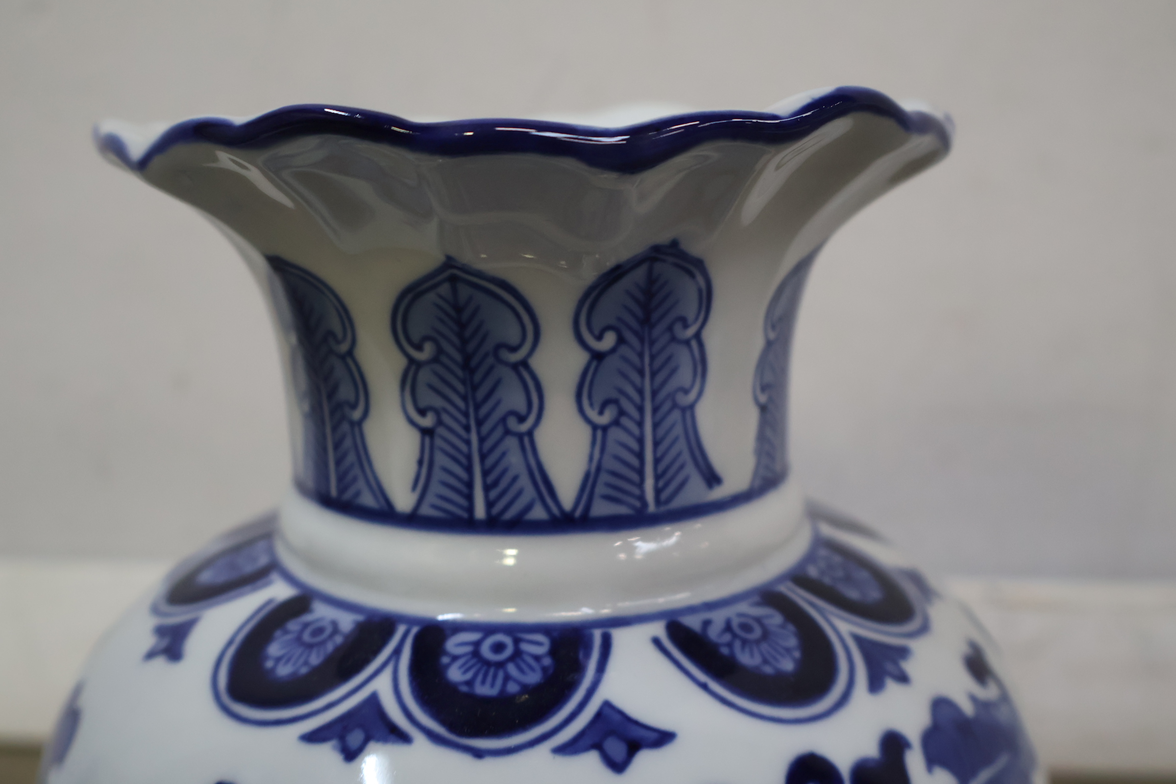 Blauw-witte porseleinen vaas met bloemmotief – foto 6 – kavel bij GSD Auctions, Zoeterwoude