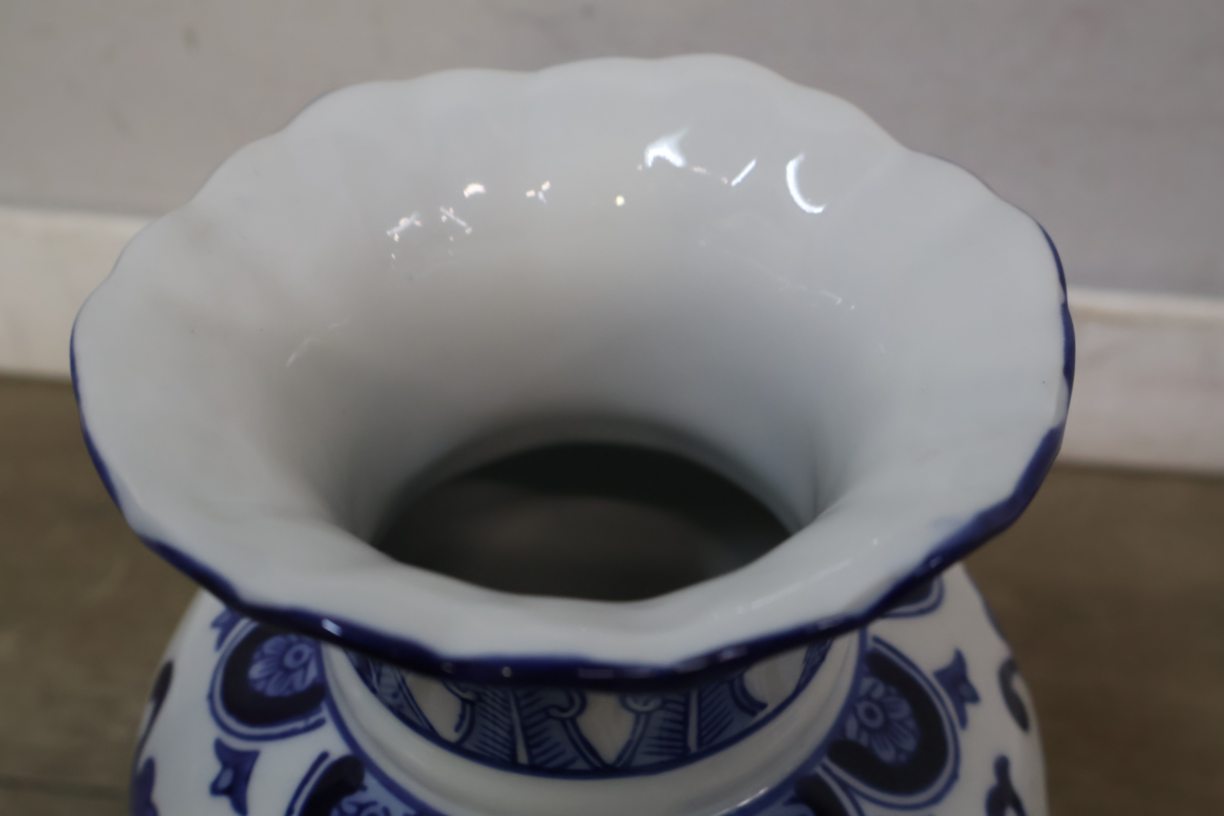 Blauw-witte porseleinen vaas met bloemmotief – foto 7 – kavel bij GSD Auctions, Zoeterwoude