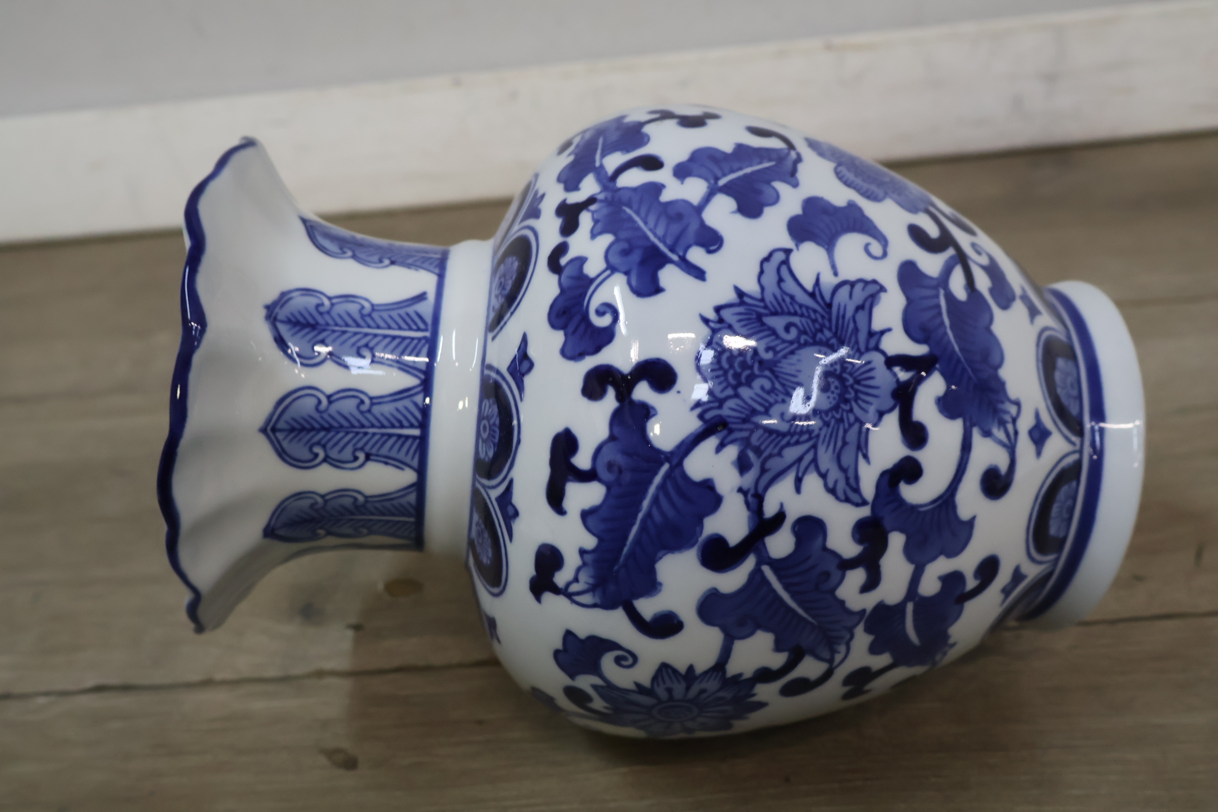 Blauw-witte porseleinen vaas met bloemmotief – foto 8 – kavel bij GSD Auctions, Zoeterwoude