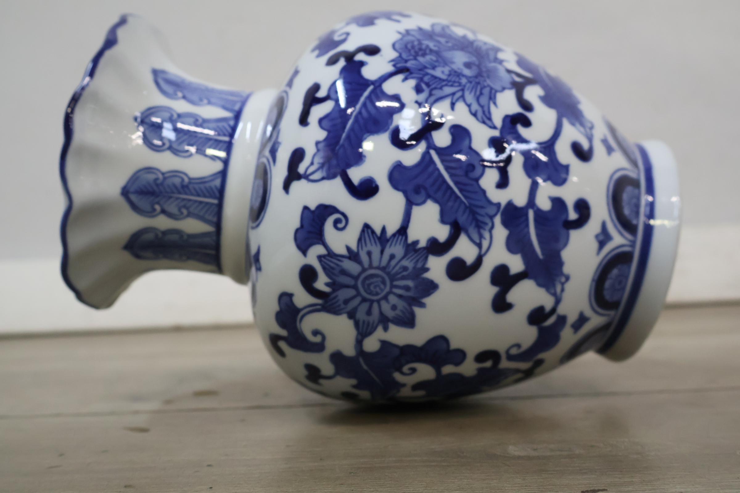 Blauw-witte porseleinen vaas met bloemmotief – foto 9 – kavel bij GSD Auctions, Zoeterwoude