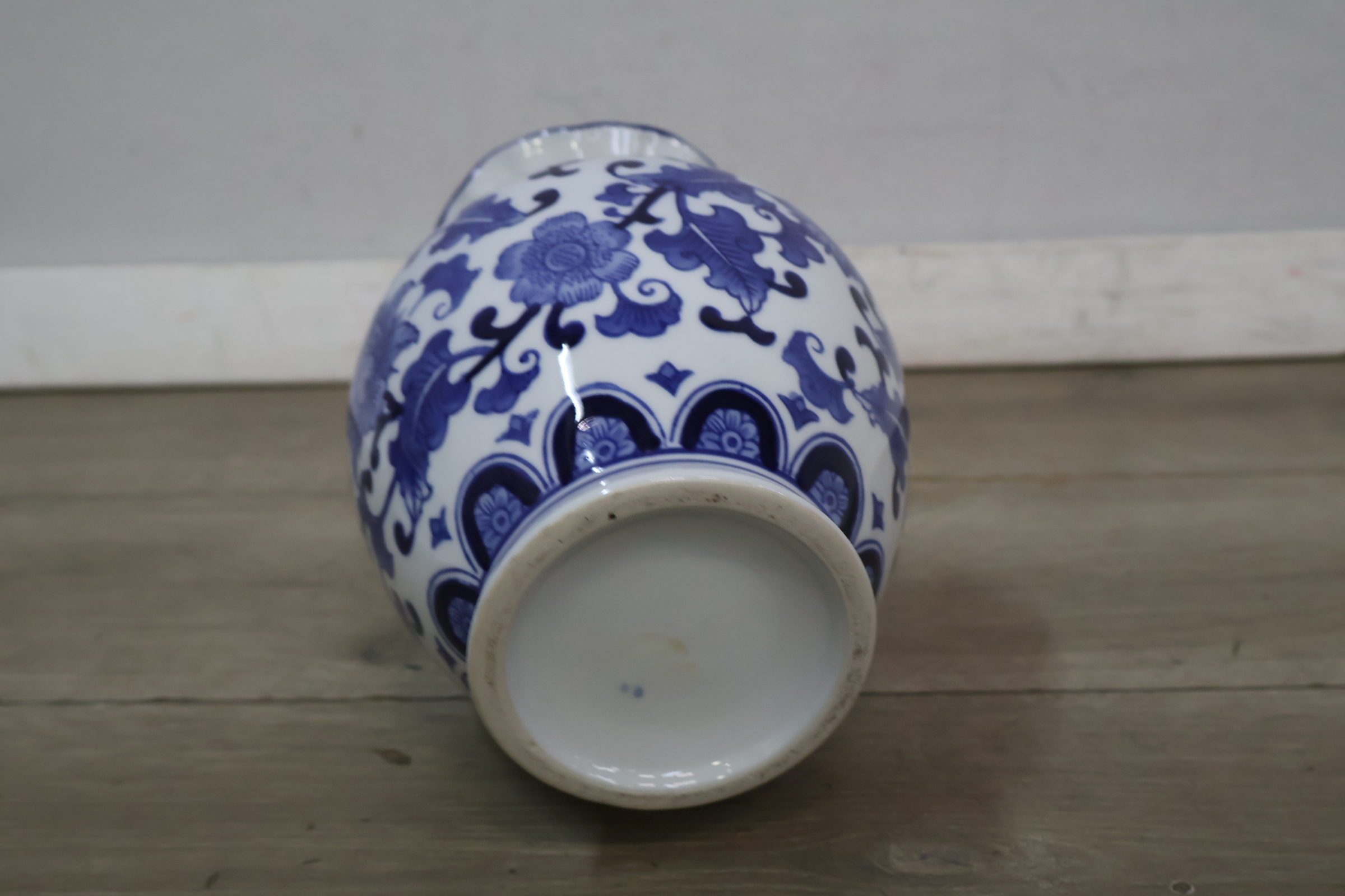 Blauw-witte porseleinen vaas met bloemmotief – foto 10 – kavel bij GSD Auctions, Zoeterwoude