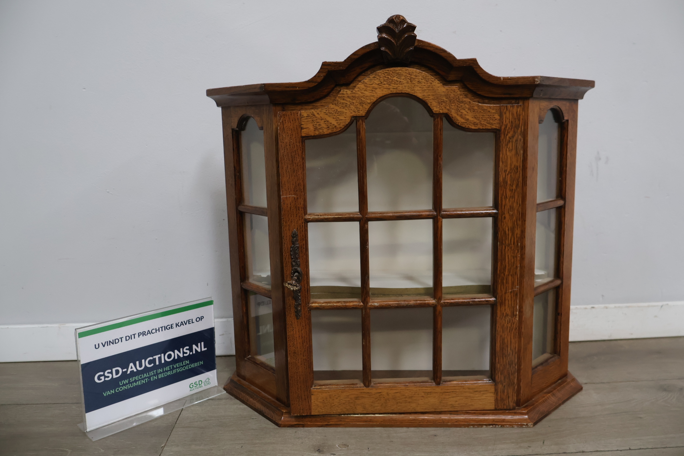 Houten vitrinekast met glas en sierlijk kader – kavel bij GSD Auctions, Zoeterwoude