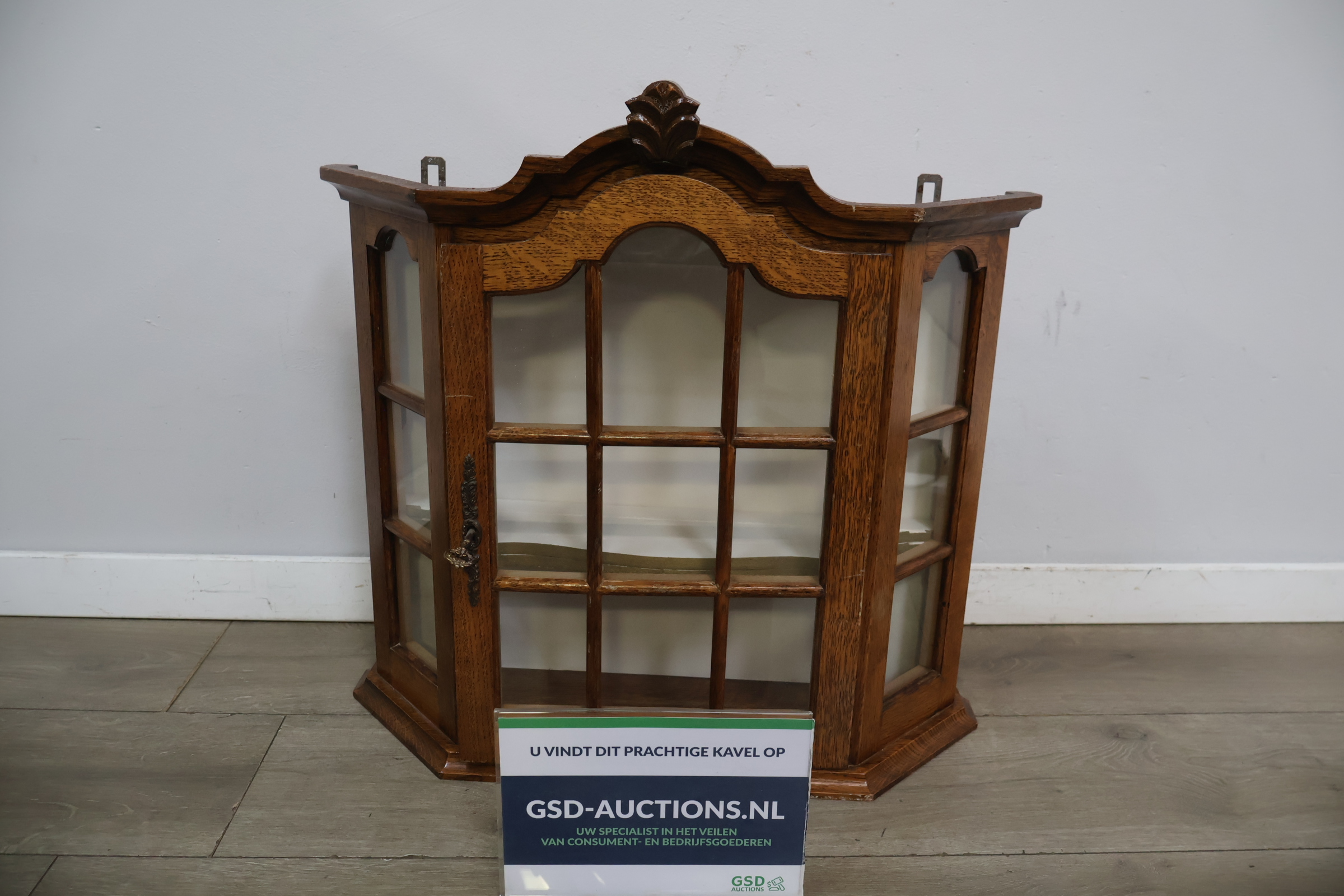 Houten vitrinekast met glas en sierlijk kader – foto 2 – kavel bij GSD Auctions, Zoeterwoude