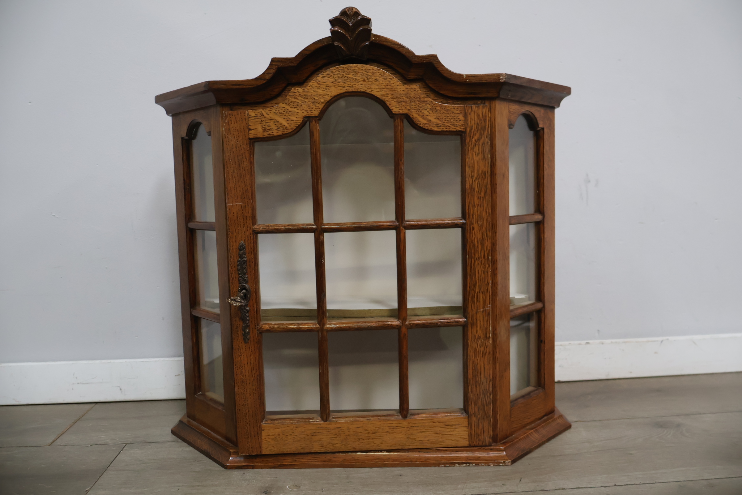 Houten vitrinekast met glas en sierlijk kader – foto 3 – kavel bij GSD Auctions, Zoeterwoude