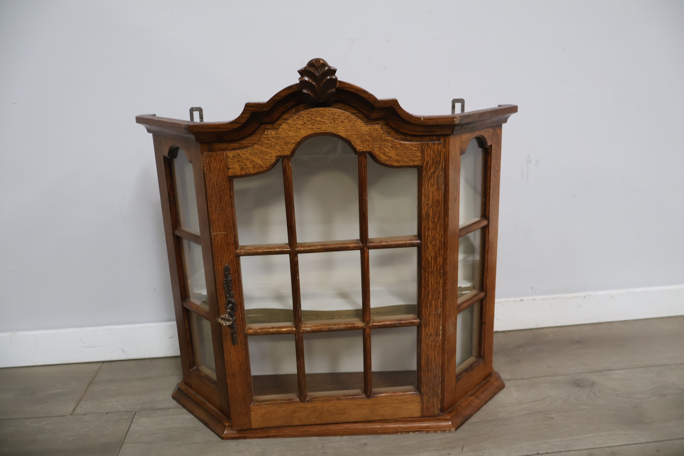 Houten vitrinekast met glas en sierlijk kader – foto 4 – kavel bij GSD Auctions, Zoeterwoude