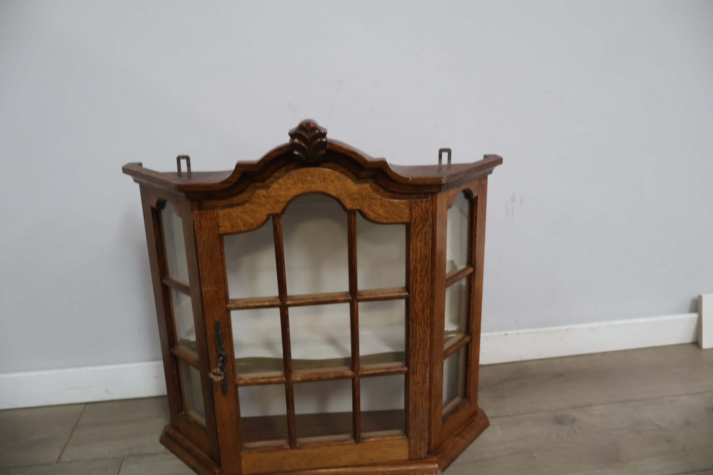 Houten vitrinekast met glas en sierlijk kader – foto 5 – kavel bij GSD Auctions, Zoeterwoude