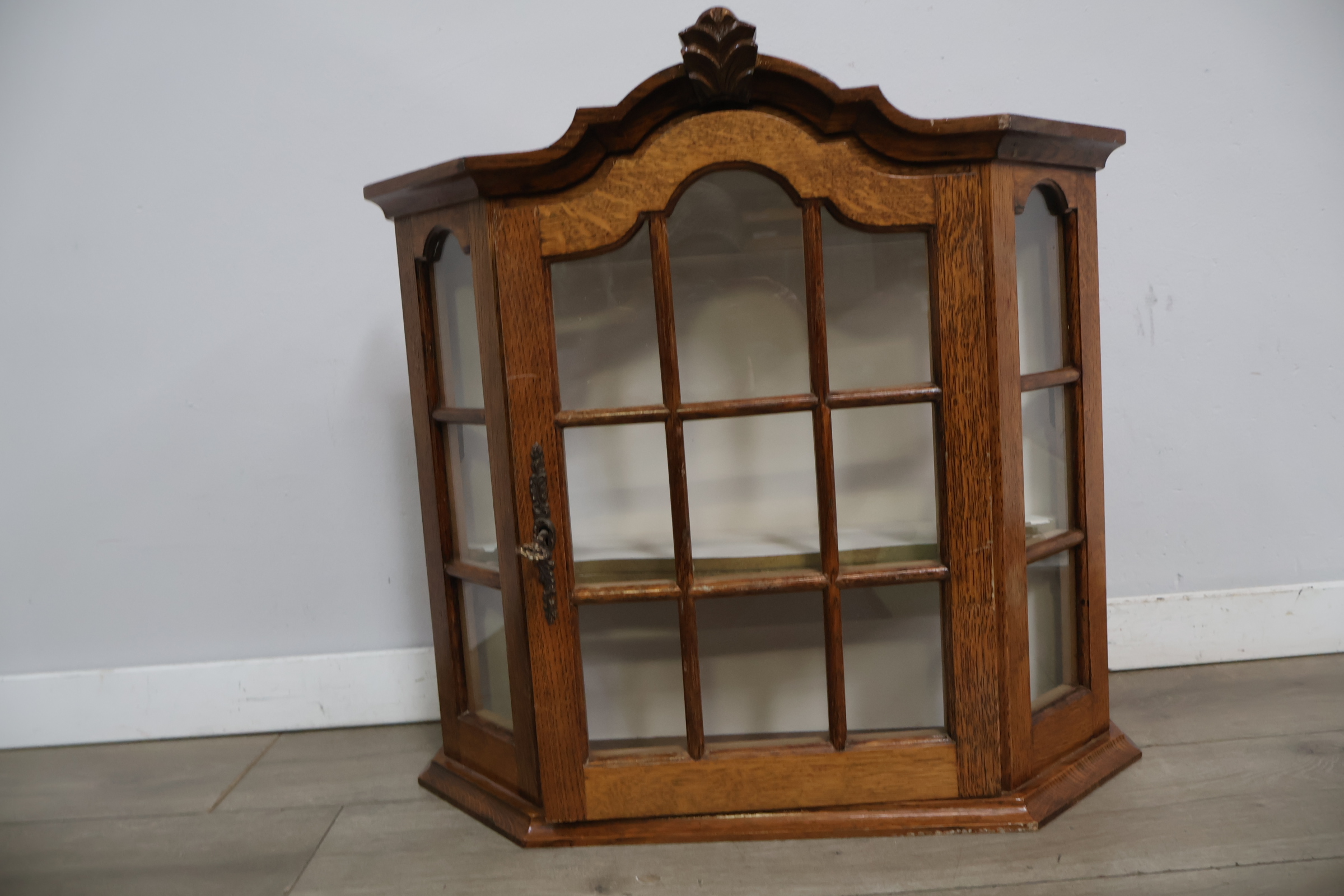 Houten vitrinekast met glas en sierlijk kader – foto 6 – kavel bij GSD Auctions, Zoeterwoude