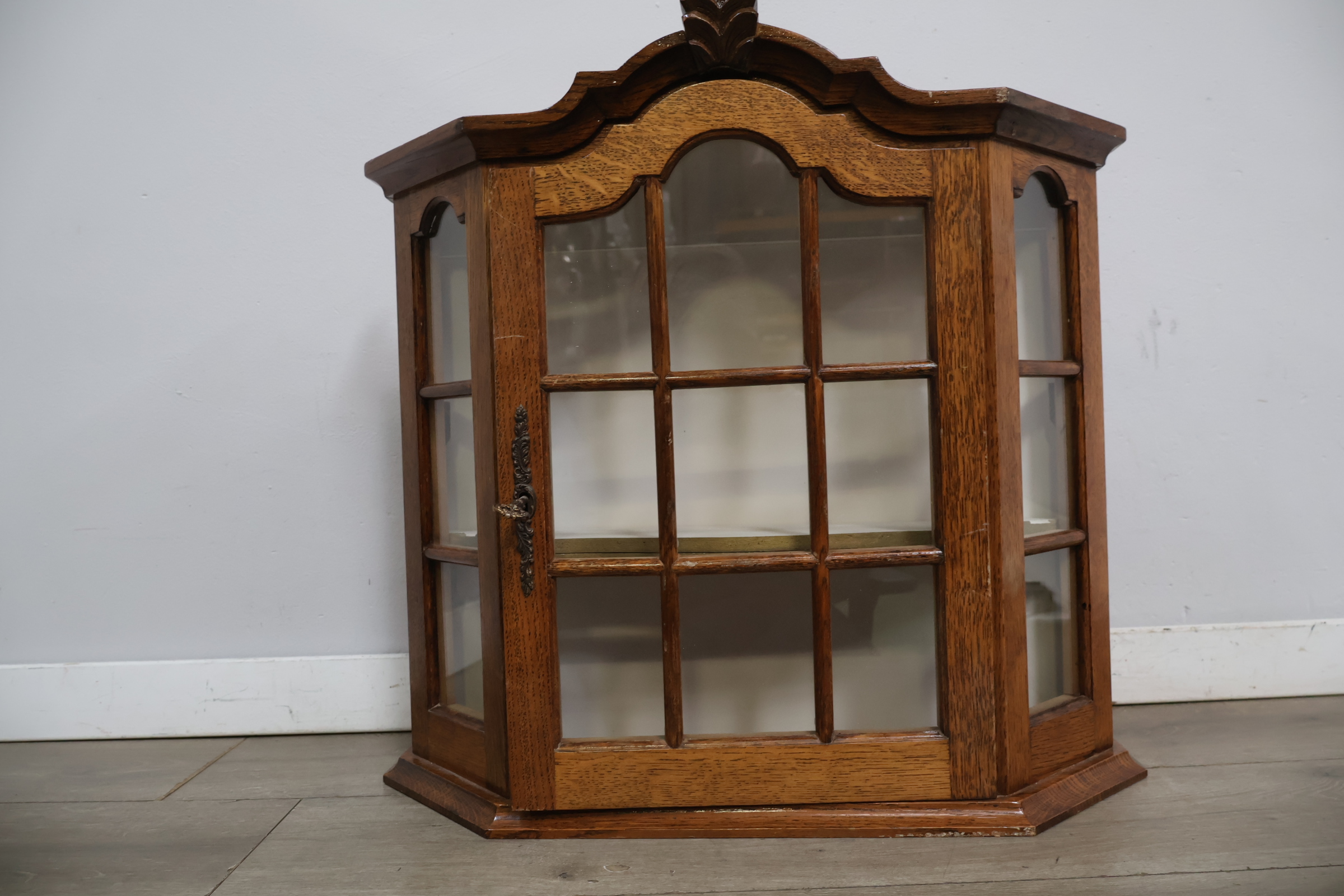 Houten vitrinekast met glas en sierlijk kader – foto 7 – kavel bij GSD Auctions, Zoeterwoude