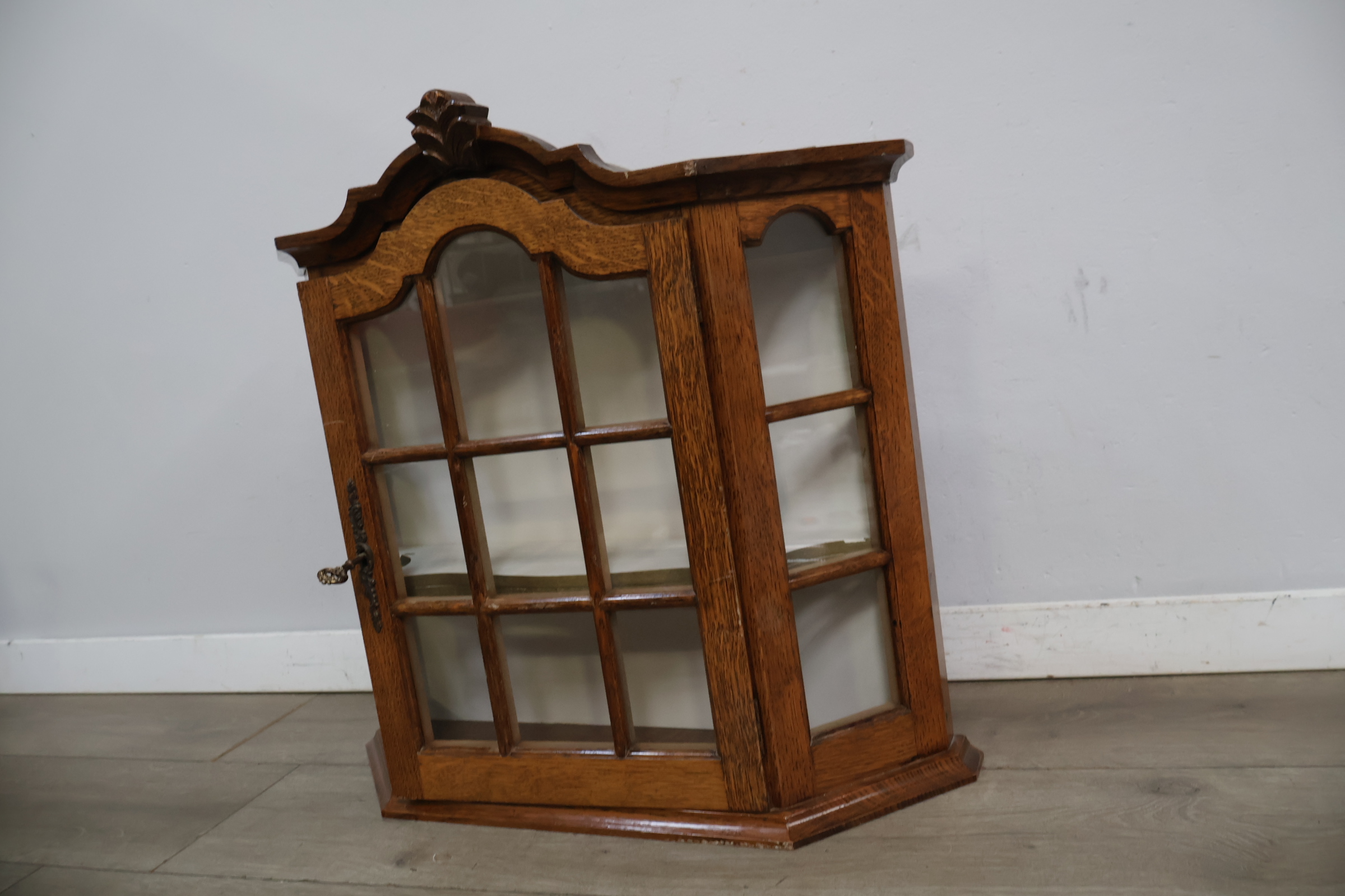 Houten vitrinekast met glas en sierlijk kader – foto 8 – kavel bij GSD Auctions, Zoeterwoude