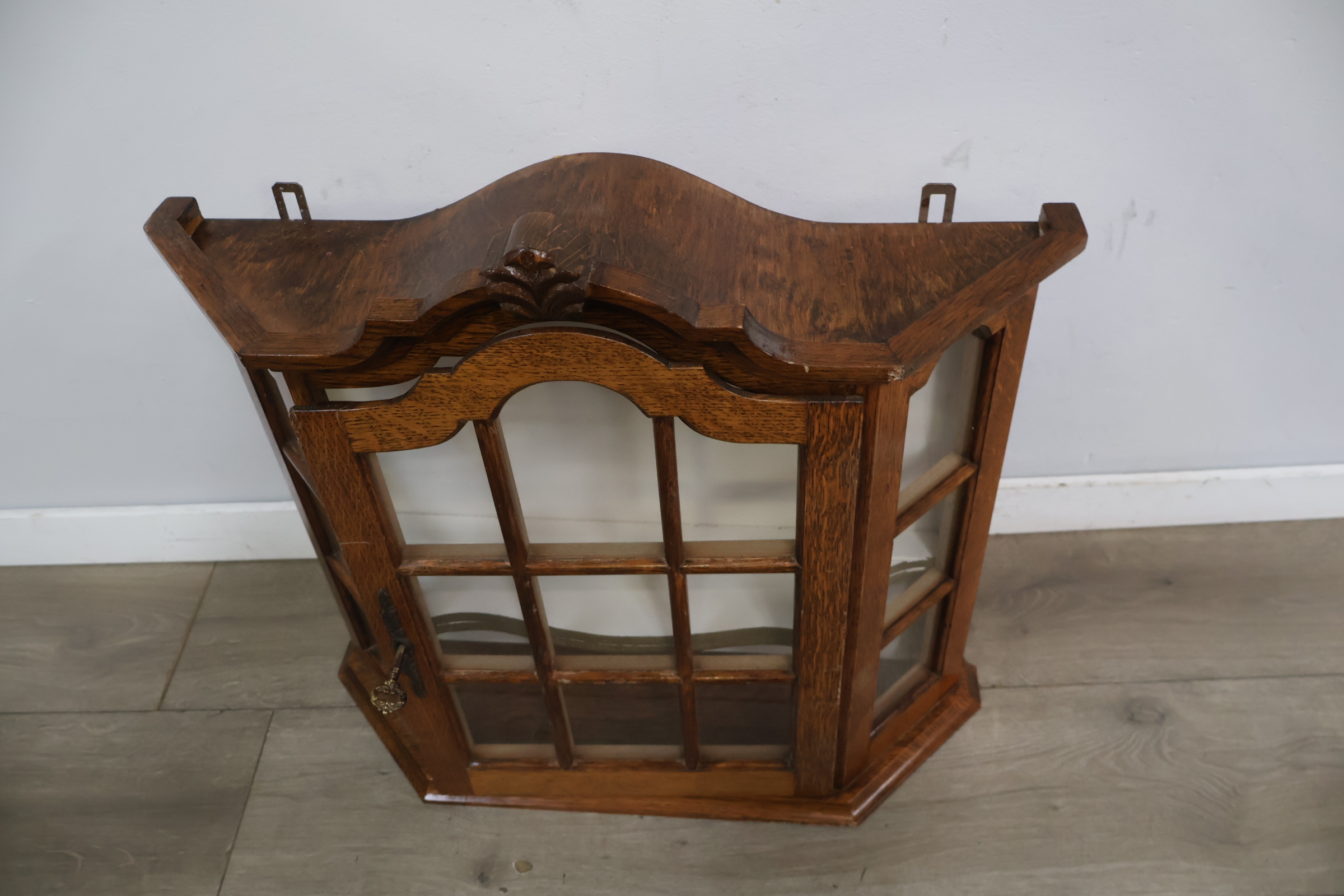 Houten vitrinekast met glas en sierlijk kader – foto 9 – kavel bij GSD Auctions, Zoeterwoude