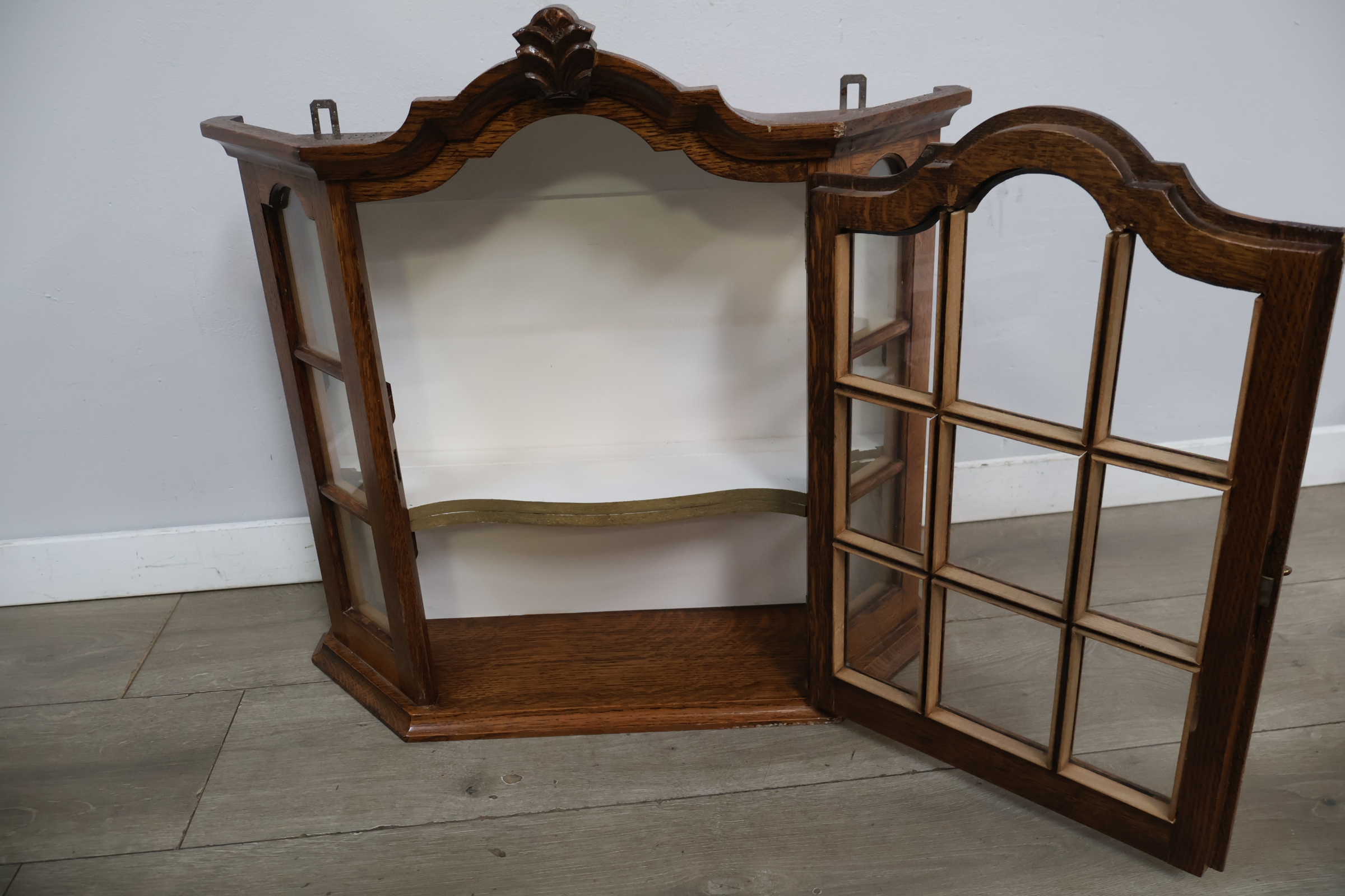 Houten vitrinekast met glas en sierlijk kader – foto 10 – kavel bij GSD Auctions, Zoeterwoude