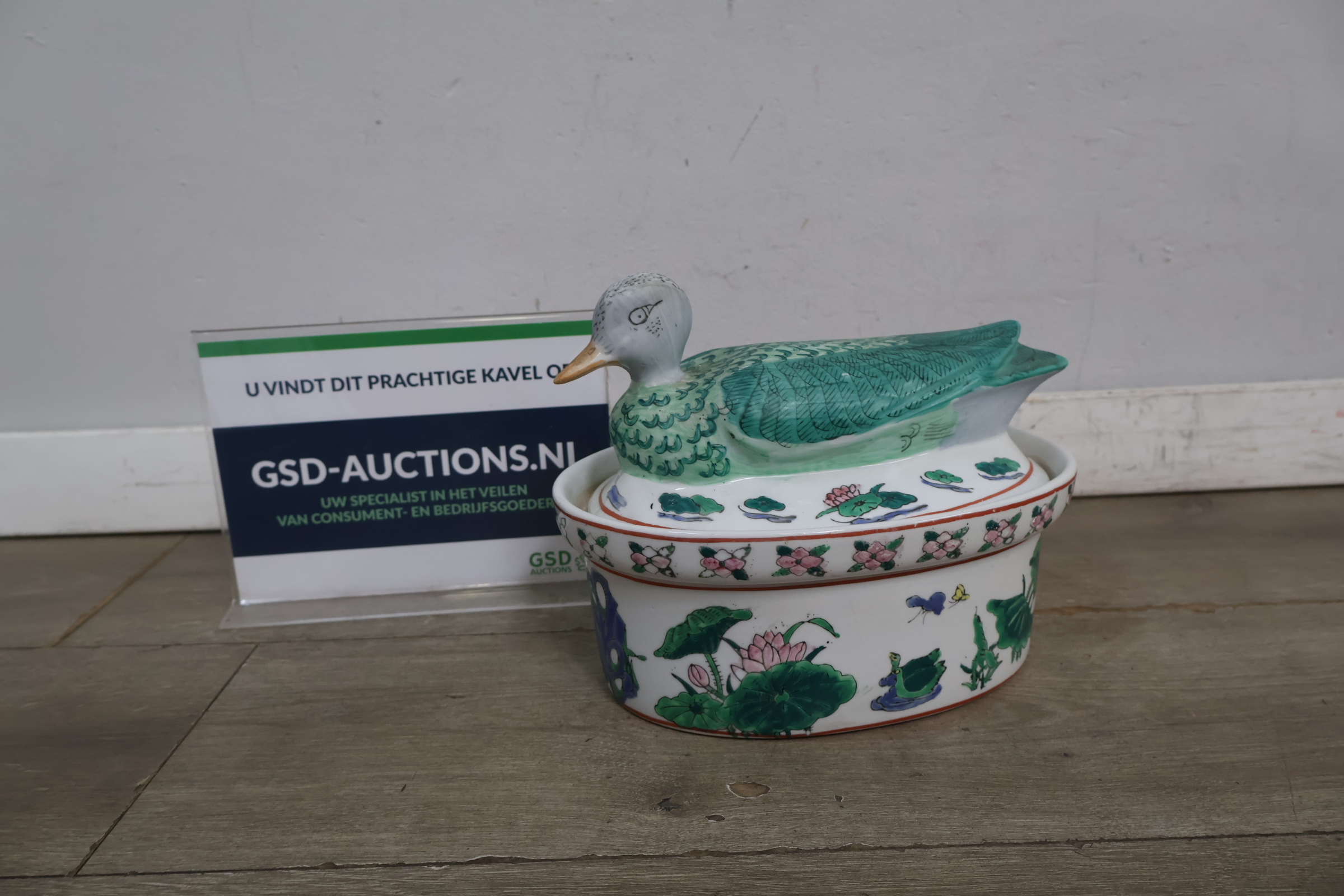 Gekleurde porseleinen dekselpot met eend – kavel bij GSD Auctions, Zoeterwoude