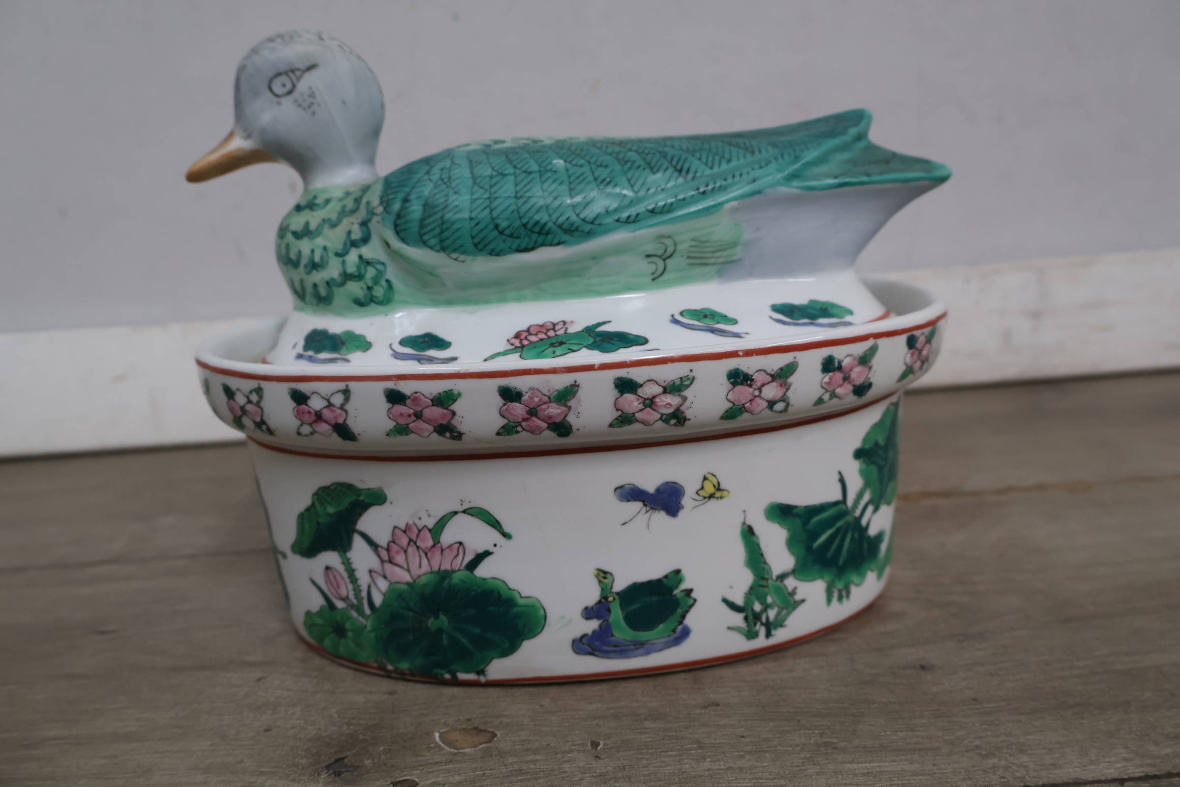Gekleurde porseleinen dekselpot met eend – foto 3 – kavel bij GSD Auctions, Zoeterwoude