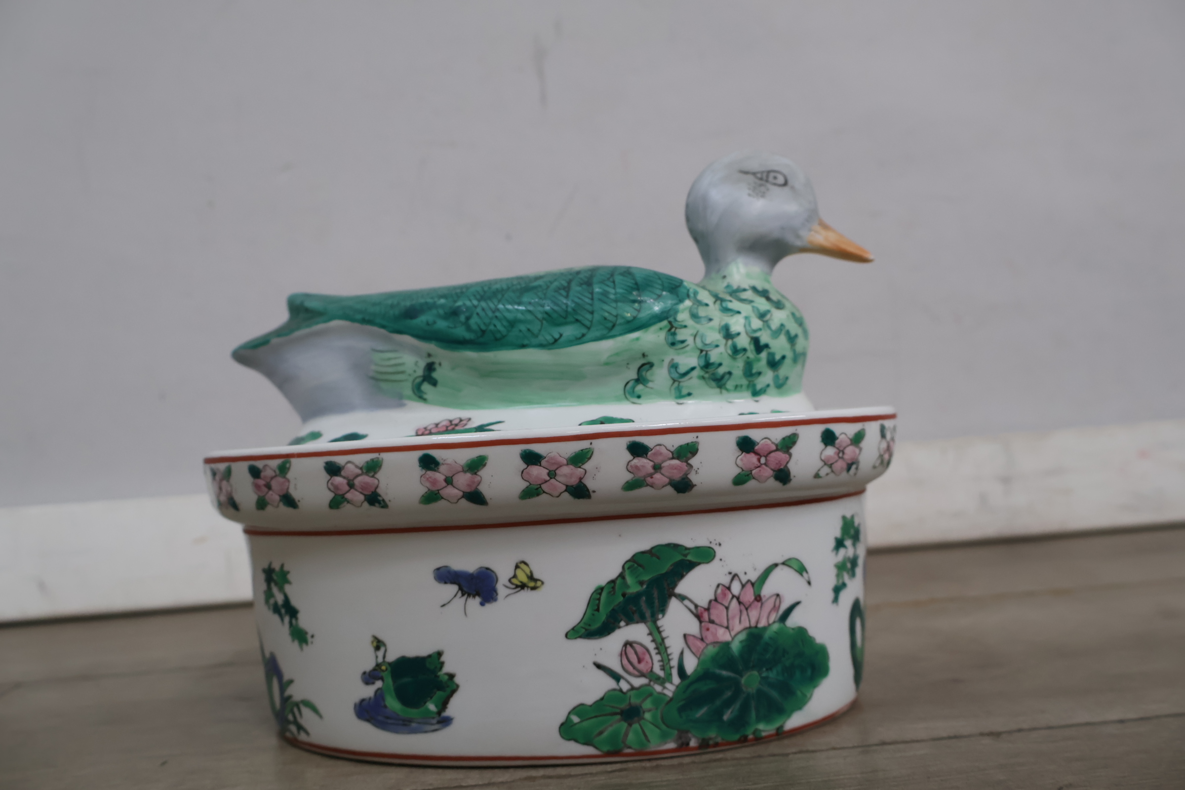 Gekleurde porseleinen dekselpot met eend – foto 9 – kavel bij GSD Auctions, Zoeterwoude