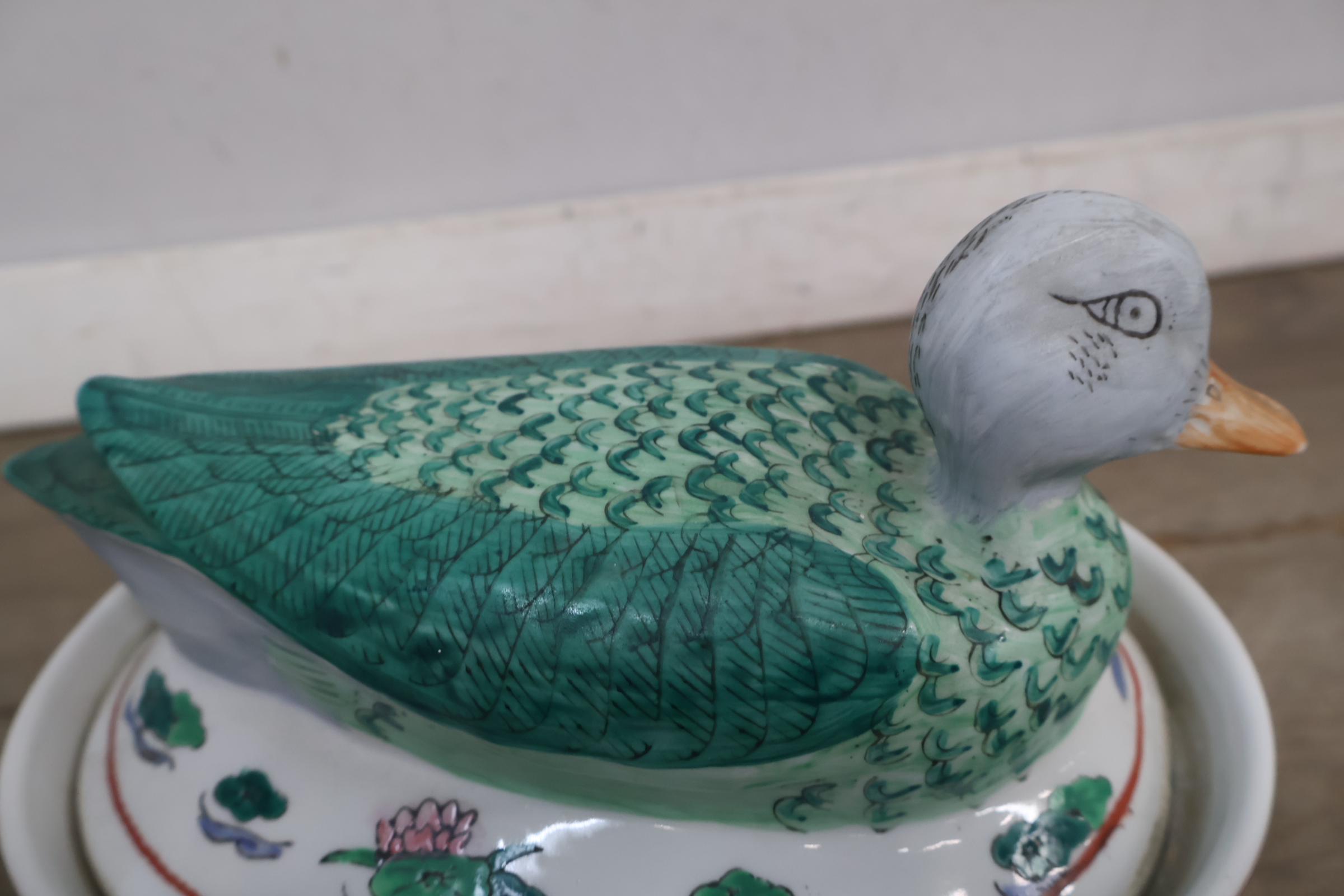 Gekleurde porseleinen dekselpot met eend – foto 10 – kavel bij GSD Auctions, Zoeterwoude