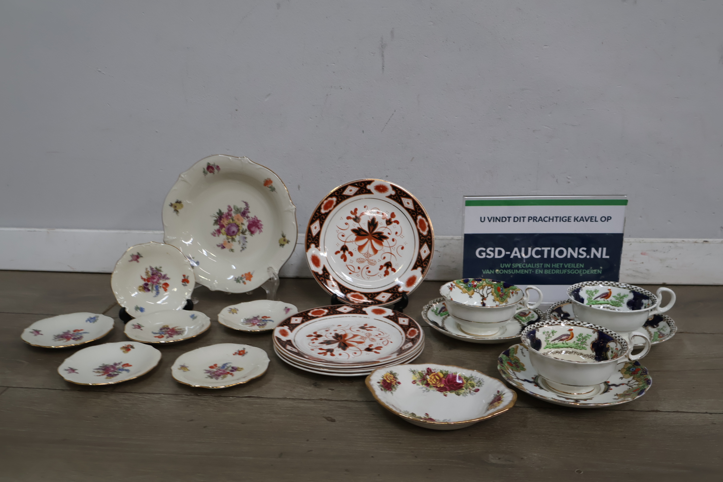 Set diverse vintage porseleinen schaaltjes en kop en schotels – foto 2 – kavel bij GSD Auctions, Zoeterwoude