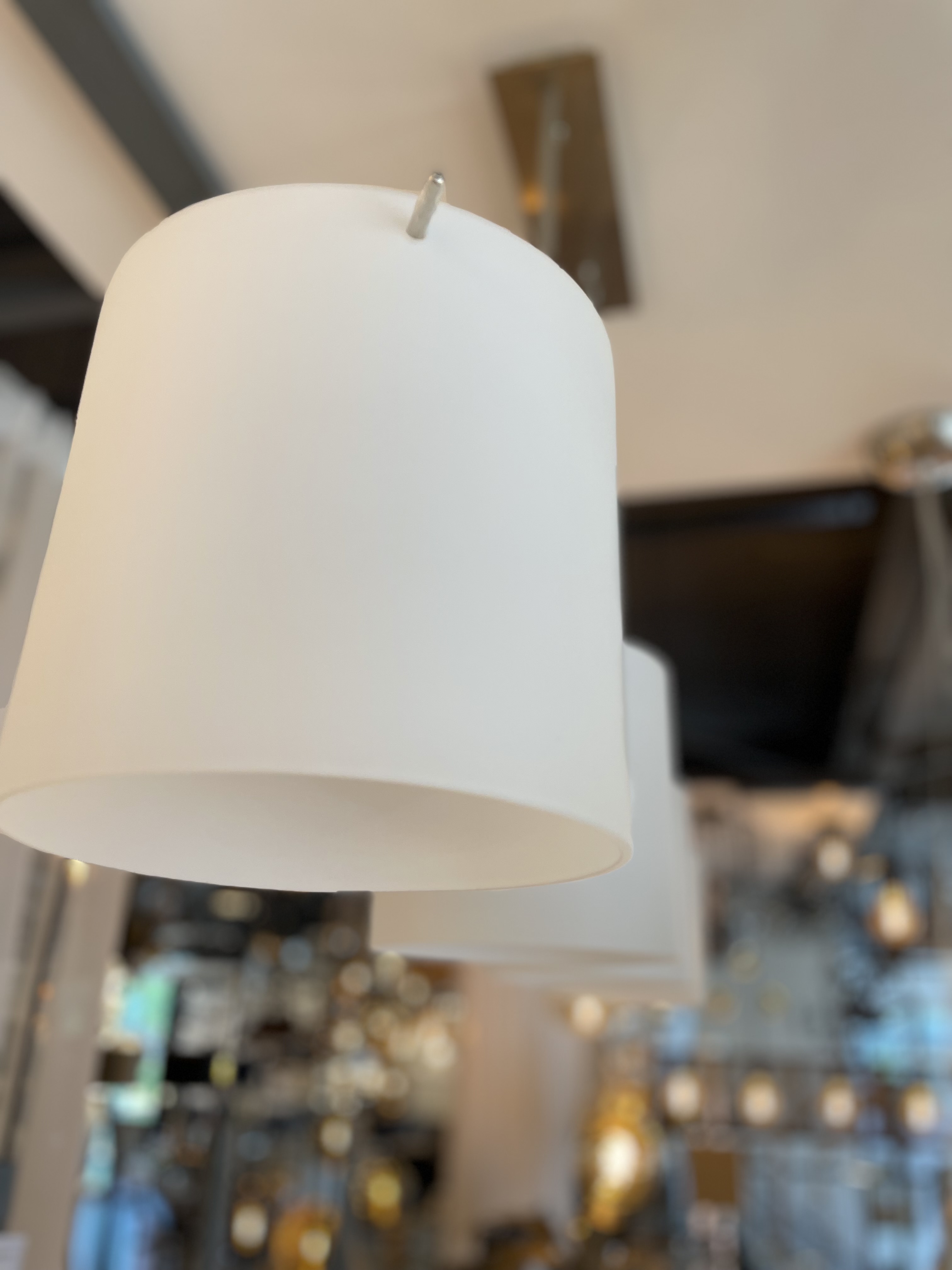Hanglamp met 4 witte glazen lampenkappen (nieuw in doos) – foto 3 – kavel bij GSD Auctions, Zoeterwoude