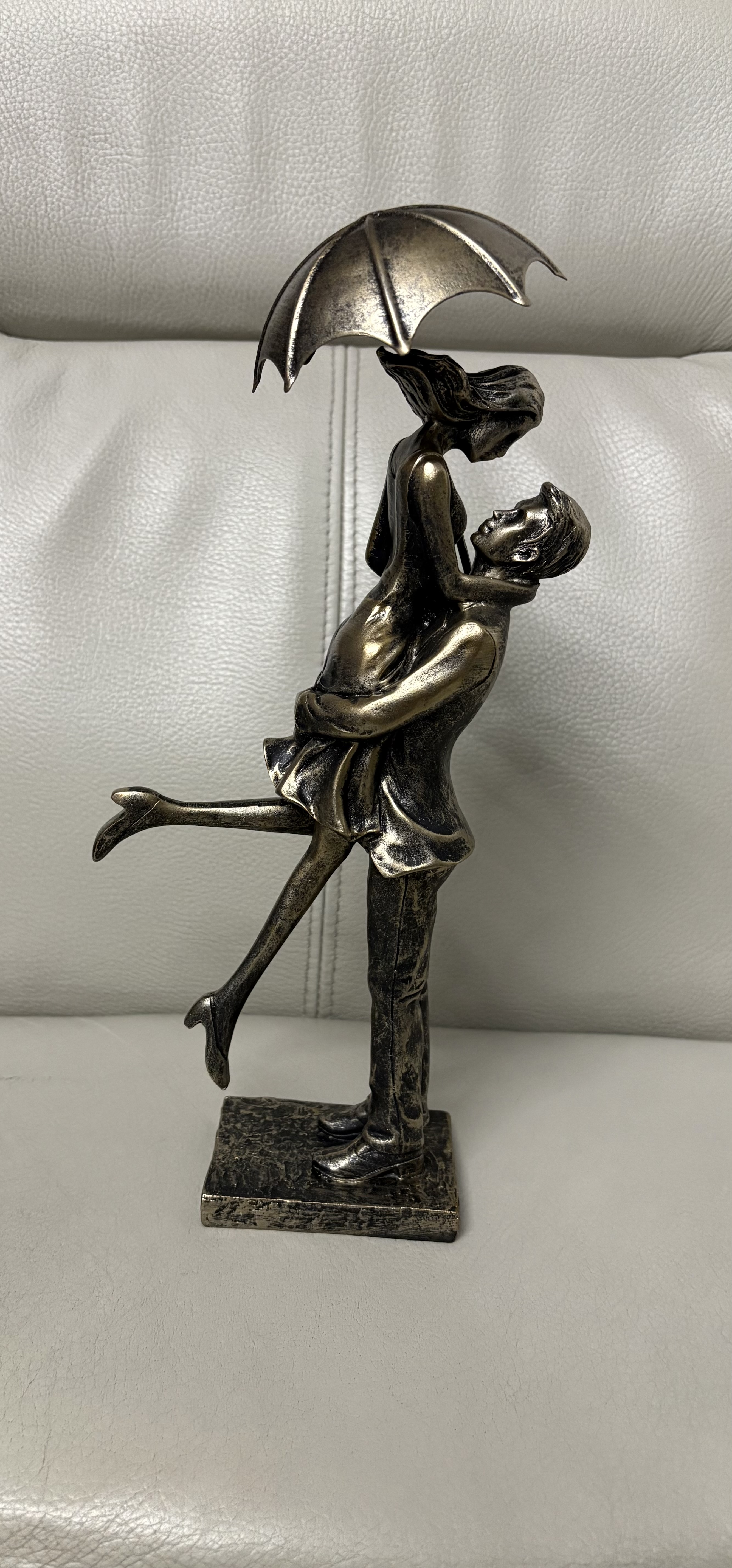 Beeld van een koppel met paraplu (nieuwe) – foto 6 – kavel bij GSD Auctions, Zoeterwoude