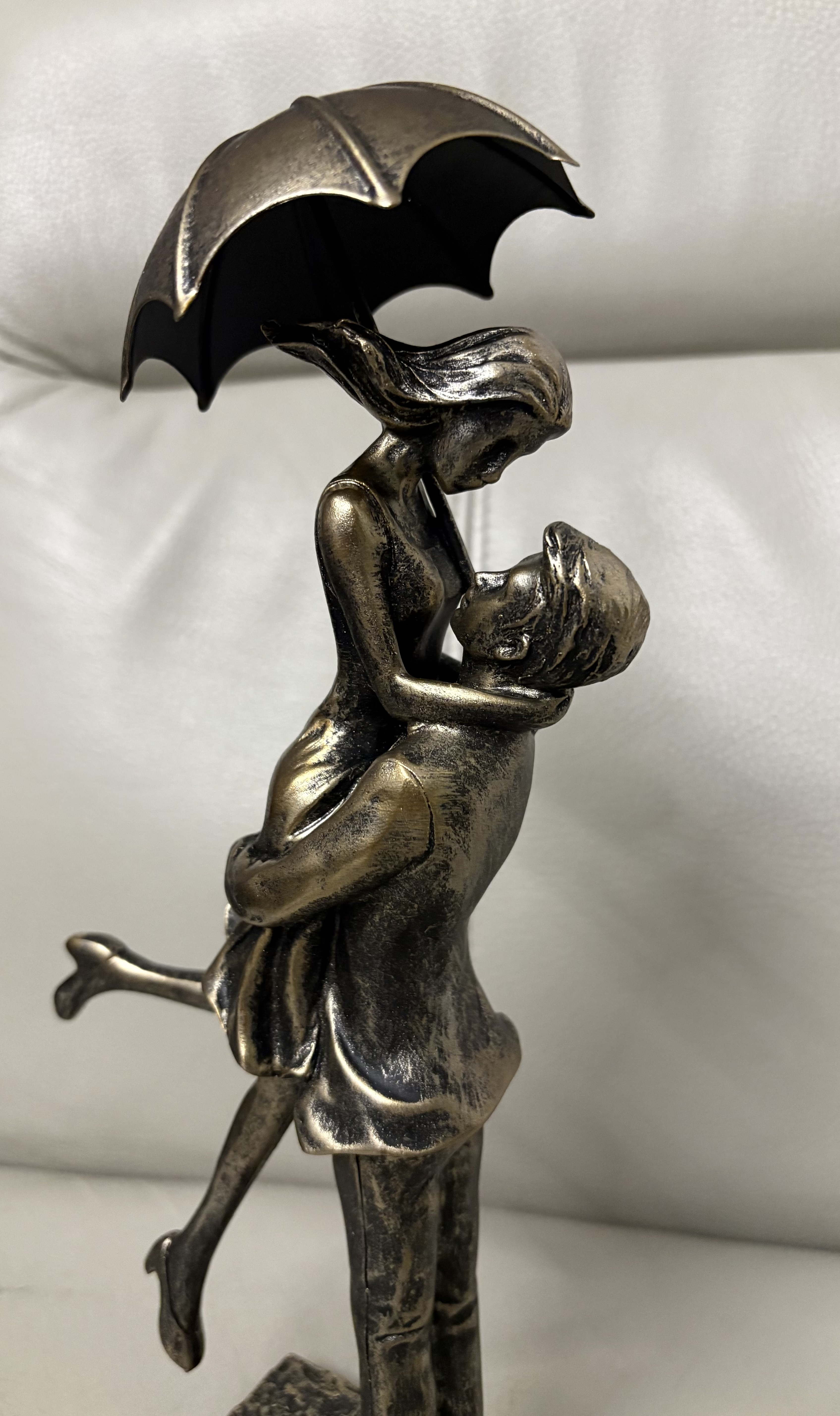 Beeld van een koppel met paraplu (nieuwe) – foto 7 – kavel bij GSD Auctions, Zoeterwoude