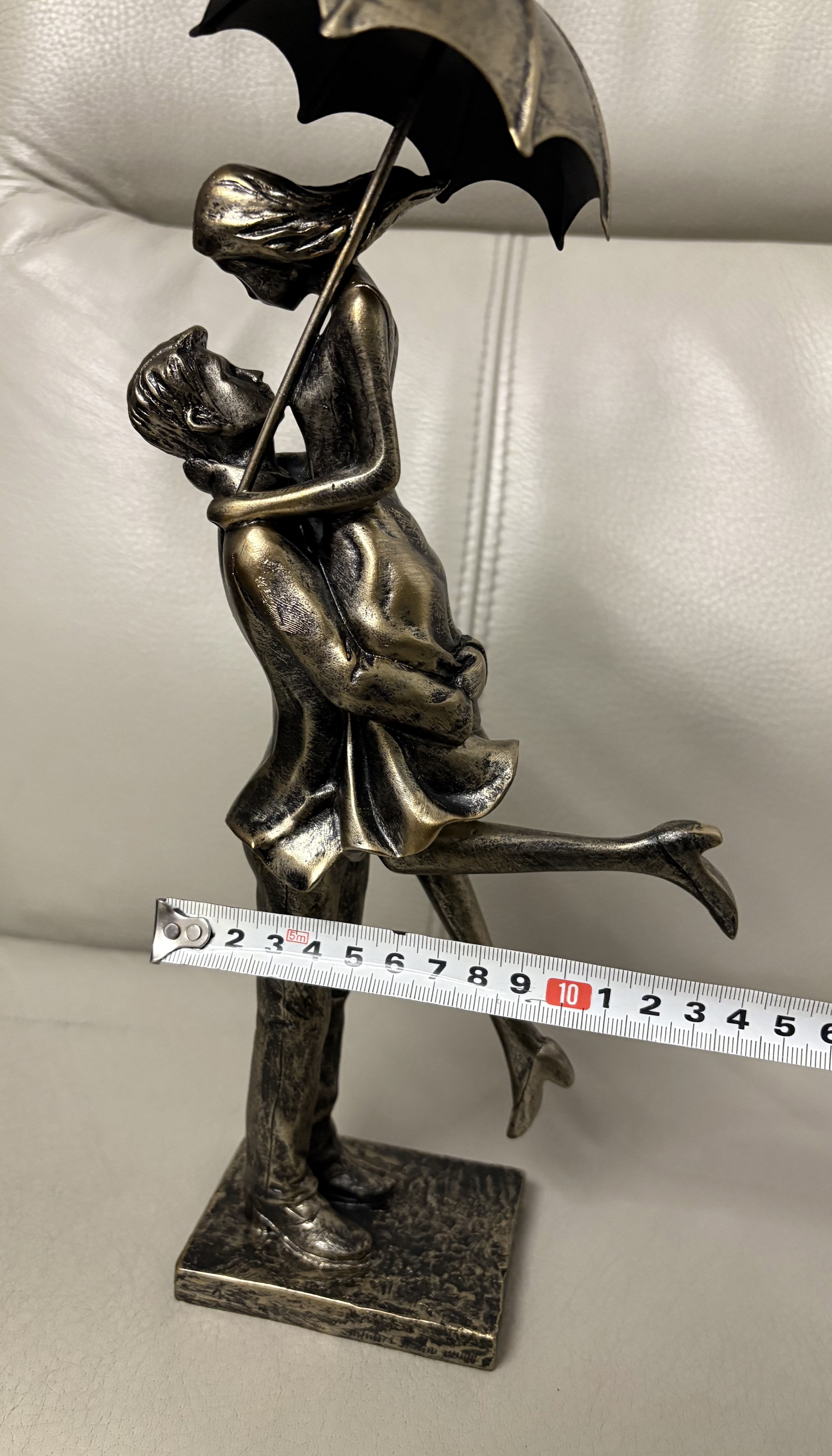 Beeld van een koppel met paraplu (nieuwe) – foto 4 – kavel bij GSD Auctions, Zoeterwoude