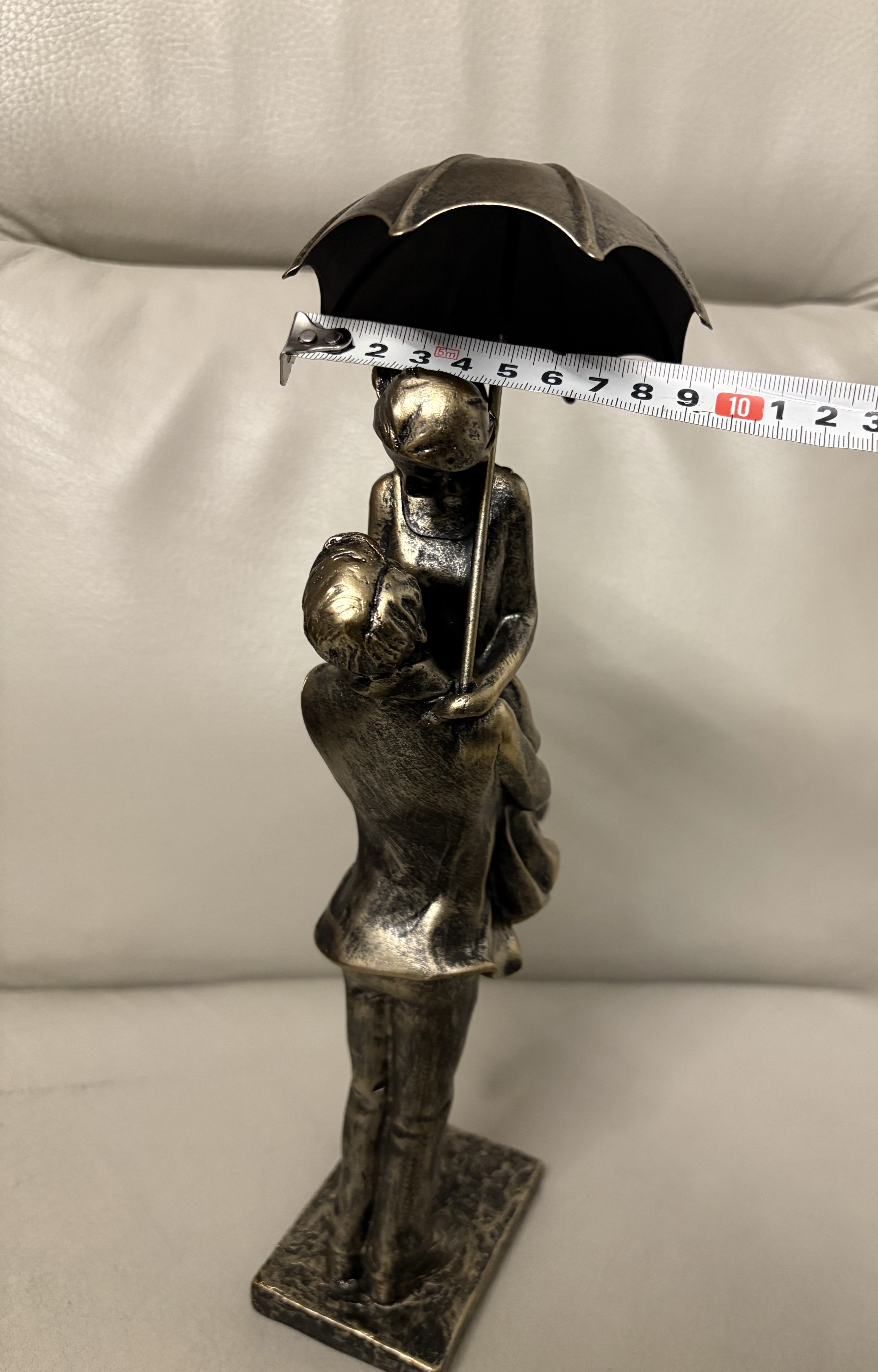 Beeld van een koppel met paraplu (nieuwe) – foto 3 – kavel bij GSD Auctions, Zoeterwoude