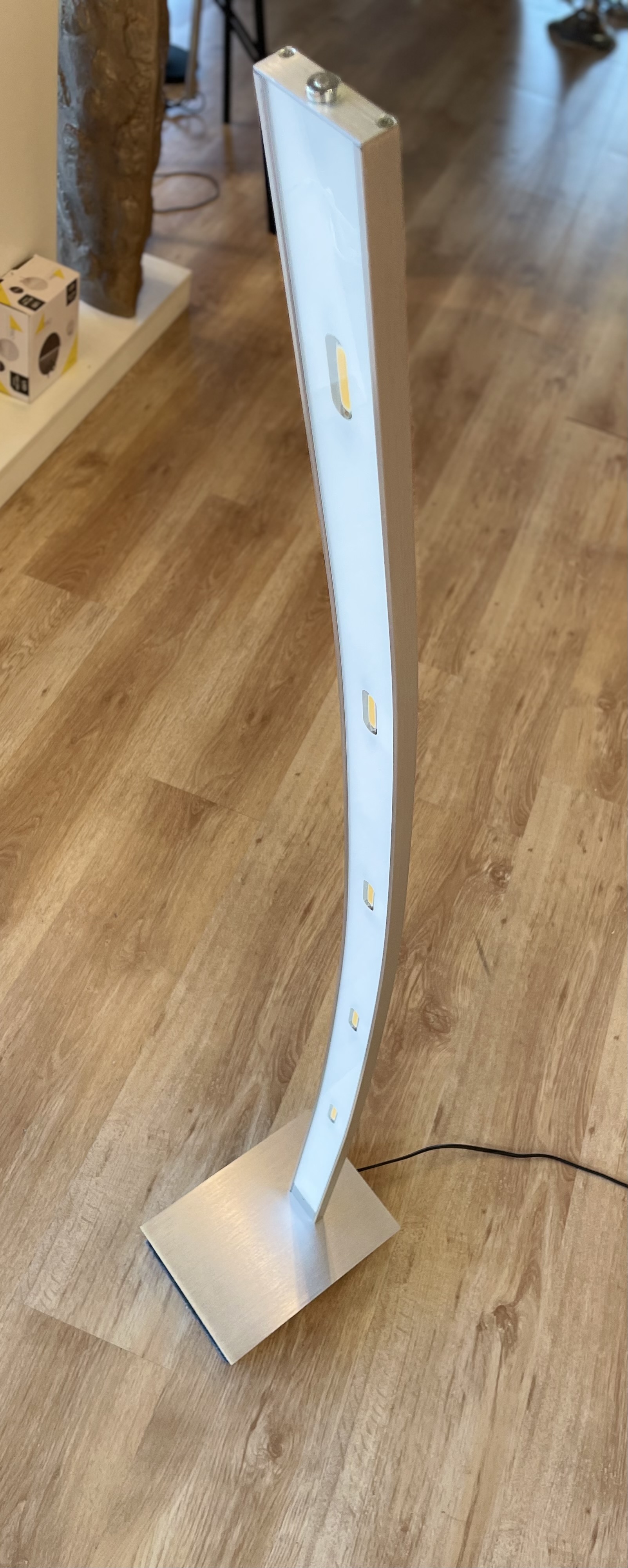 Vloerlamp Led streep (nieuw in doos) – kavel bij GSD Auctions, Zoeterwoude