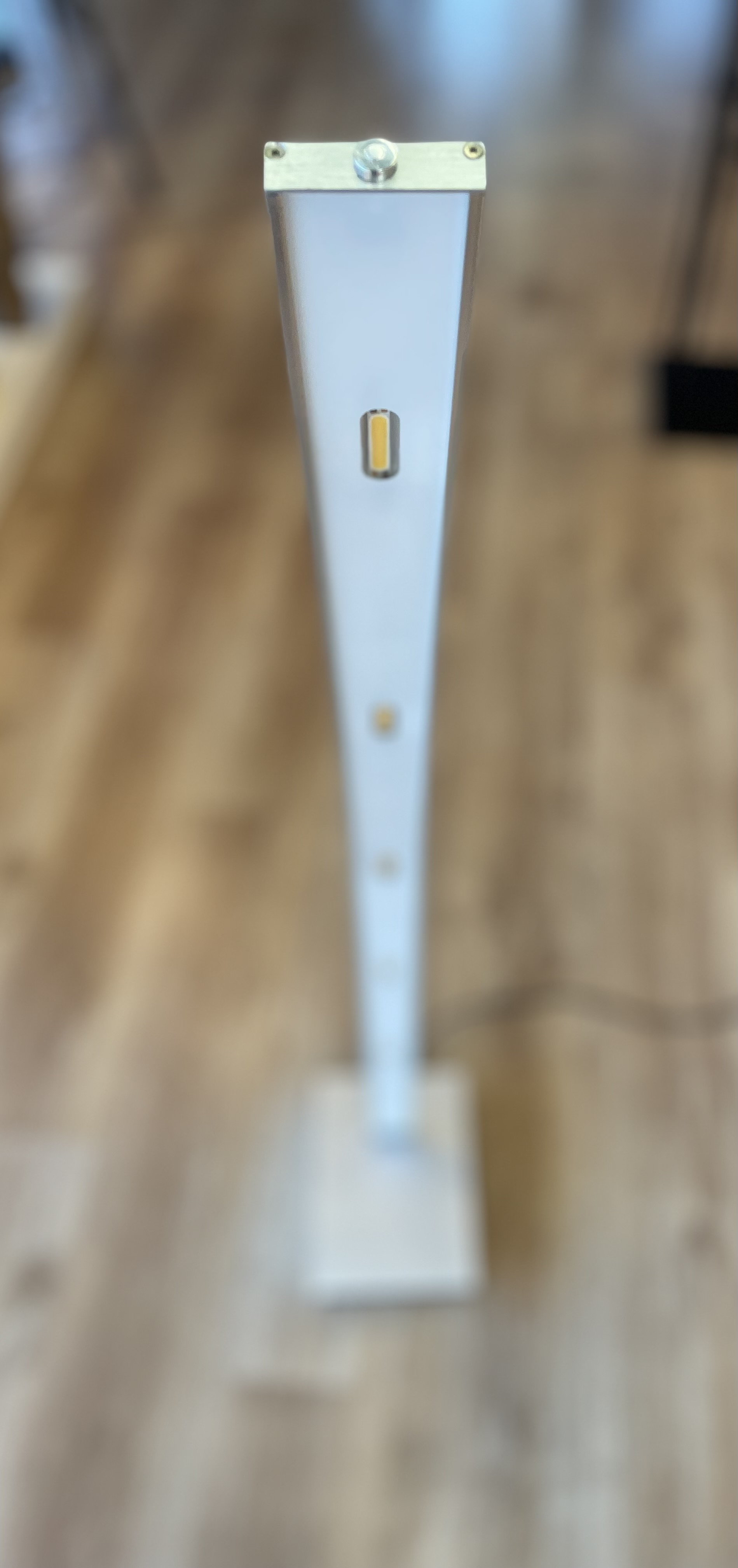 Vloerlamp Led streep (nieuw in doos) – foto 2 – kavel bij GSD Auctions, Zoeterwoude