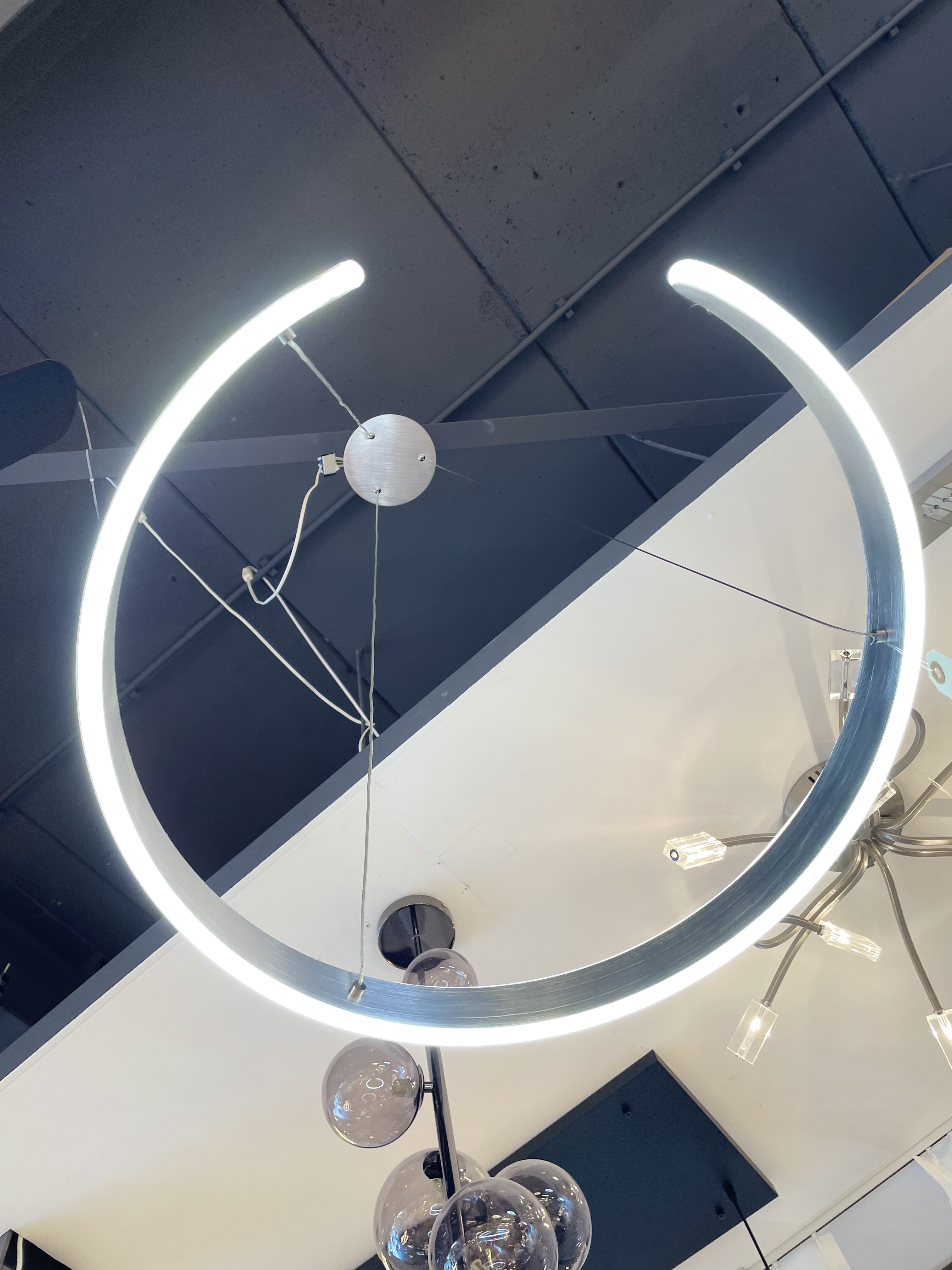 Led plafondlamp c-vorm met afstandsbediening (nieuw in doos) – foto 3 – kavel bij GSD Auctions, Zoeterwoude