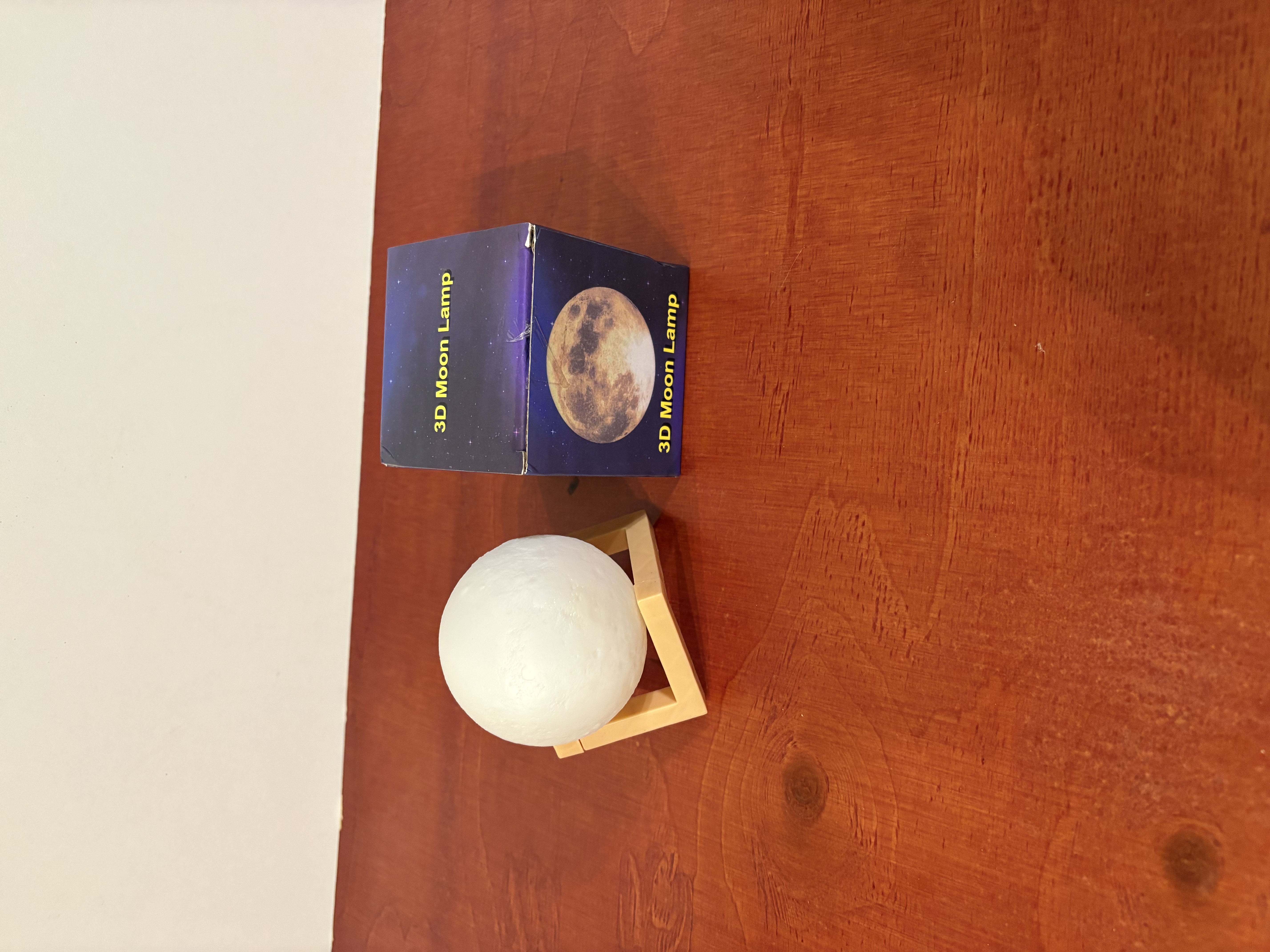 3D maan lamp (nieuwe in doos) 2 stuks – kavel bij GSD Auctions, Zoeterwoude