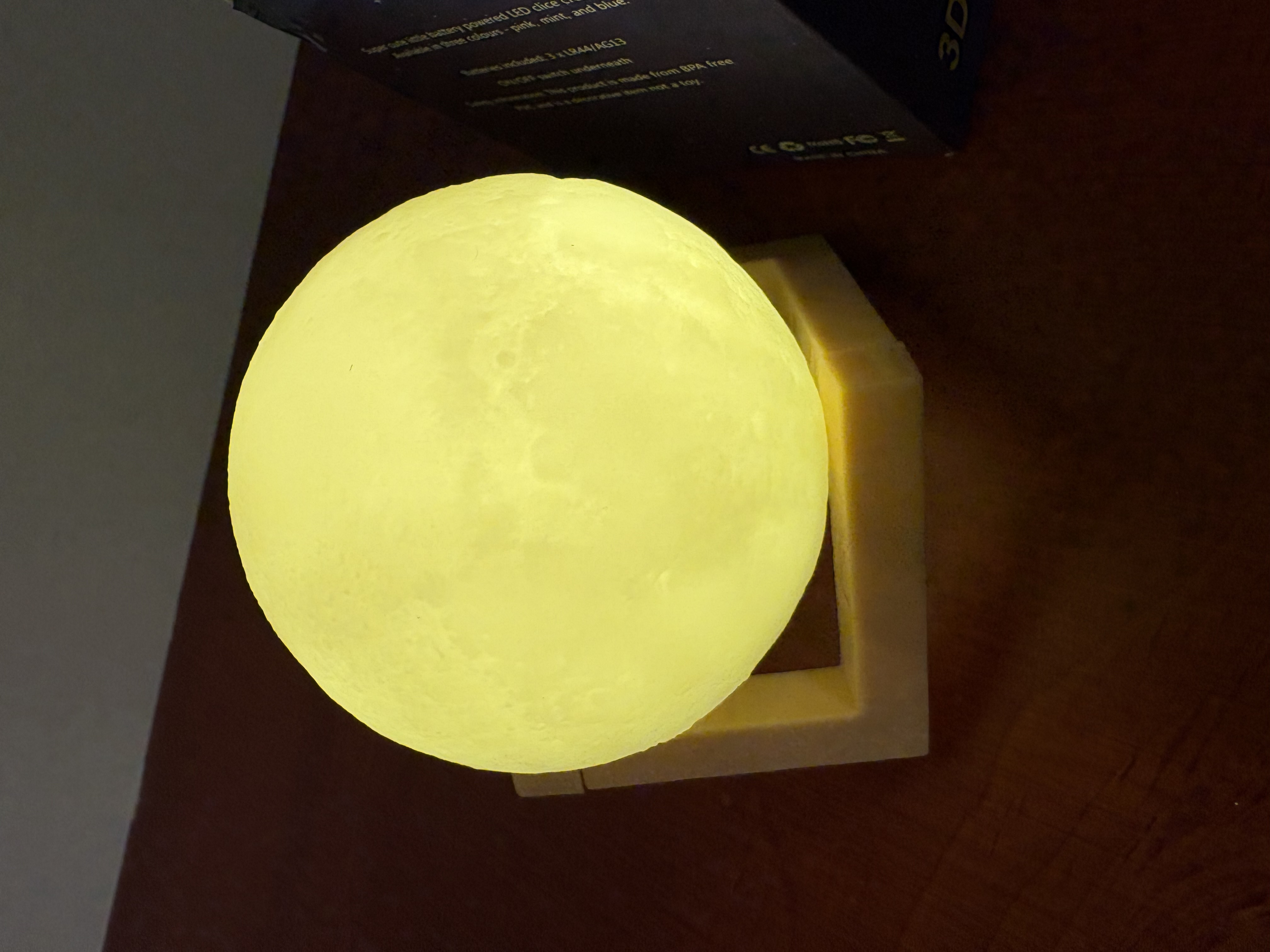 3D maan lamp (nieuwe in doos) 2 stuks – foto 3 – kavel bij GSD Auctions, Zoeterwoude