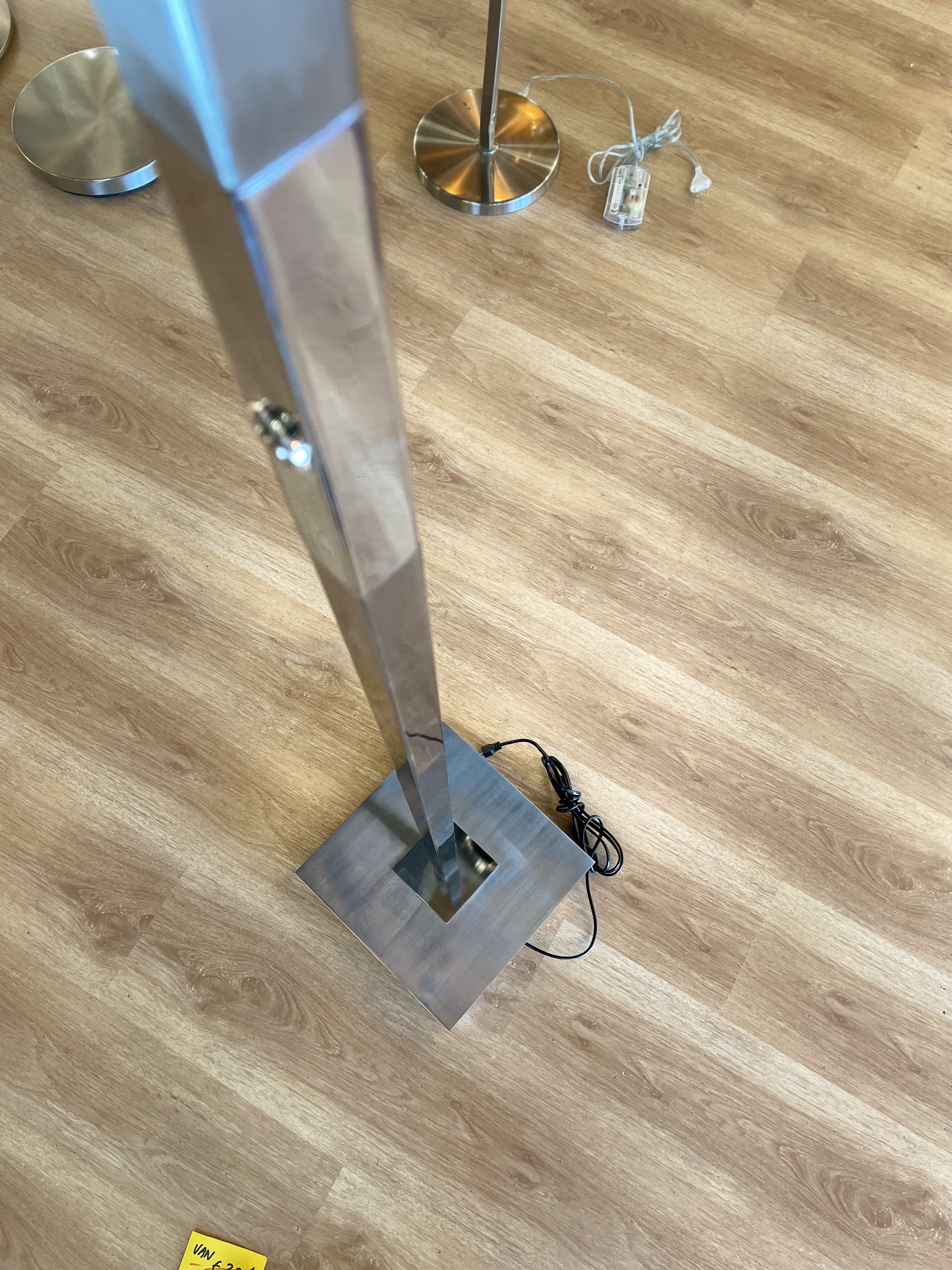 Vloerlamp Led vierkant glas plaat (nieuw in doos) – foto 2 – kavel bij GSD Auctions, Zoeterwoude