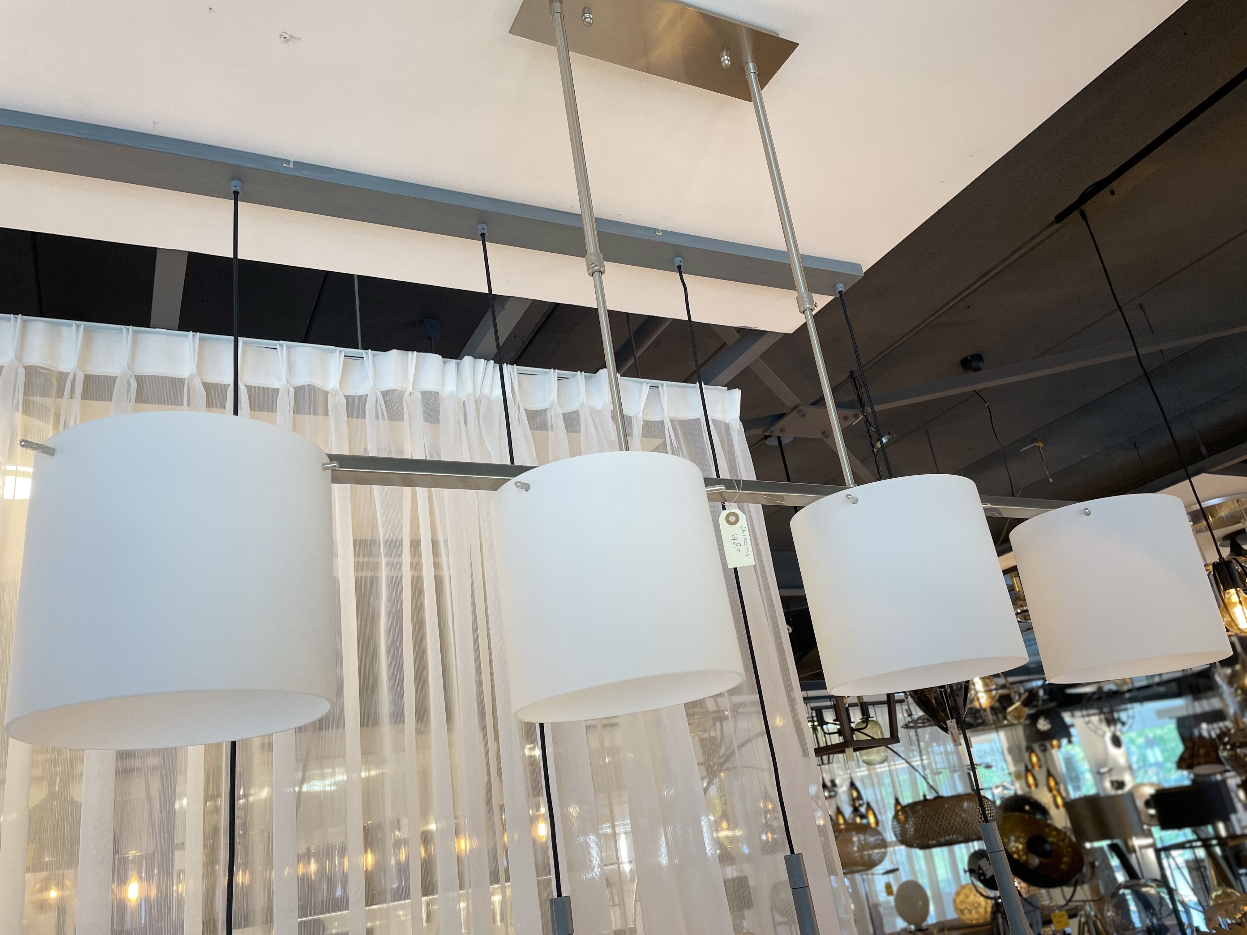 Hanglamp met 4 witte glazen lampenkappen (nieuw in doos) – foto 2 – kavel bij GSD Auctions, Zoeterwoude