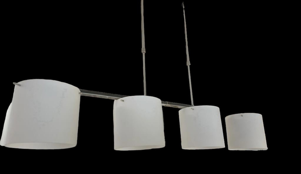 Hanglamp met 4 witte glazen lampenkappen (nieuw in doos) – kavel bij GSD Auctions, Zoeterwoude