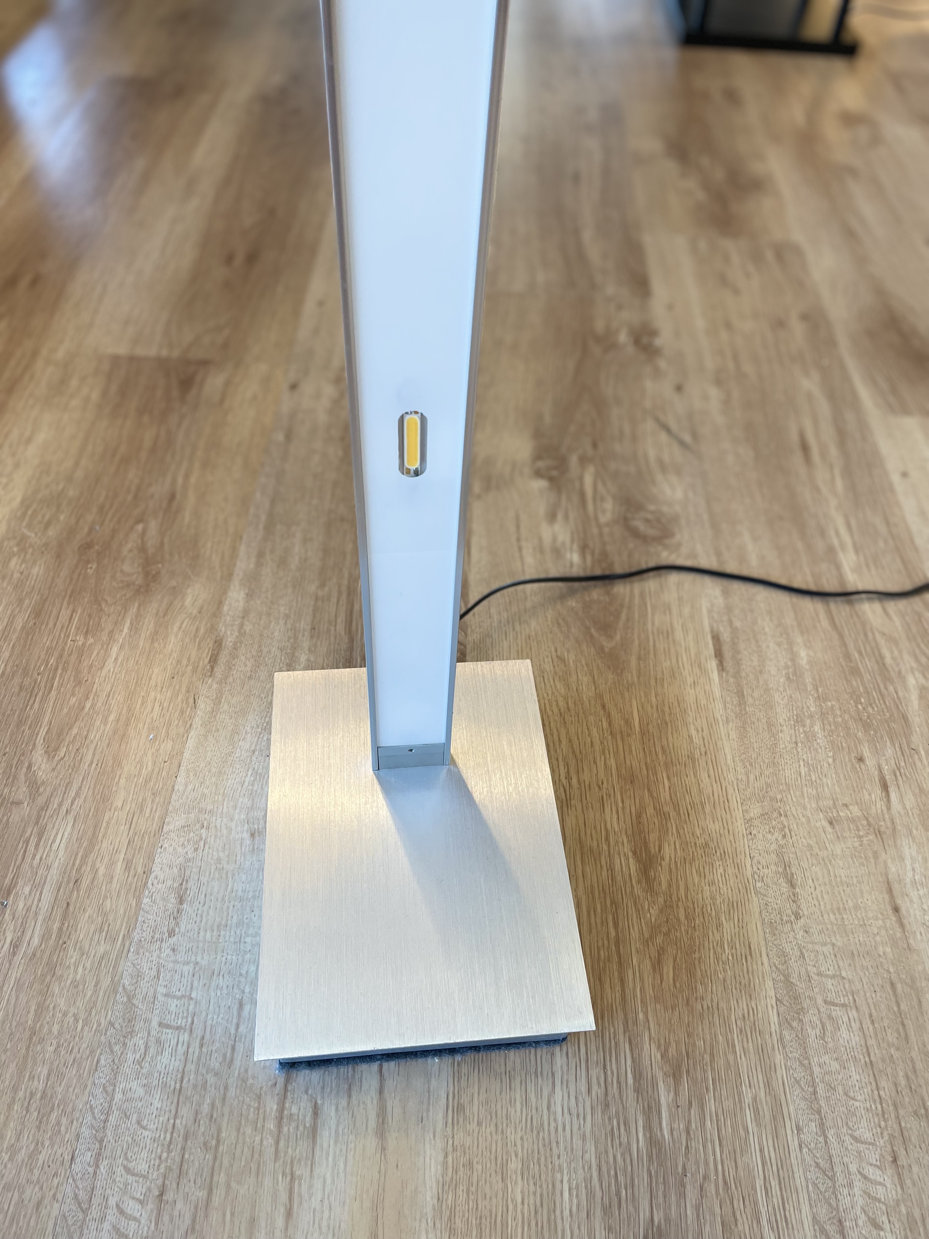 Vloerlamp Led streep (nieuw in doos) – foto 3 – kavel bij GSD Auctions, Zoeterwoude