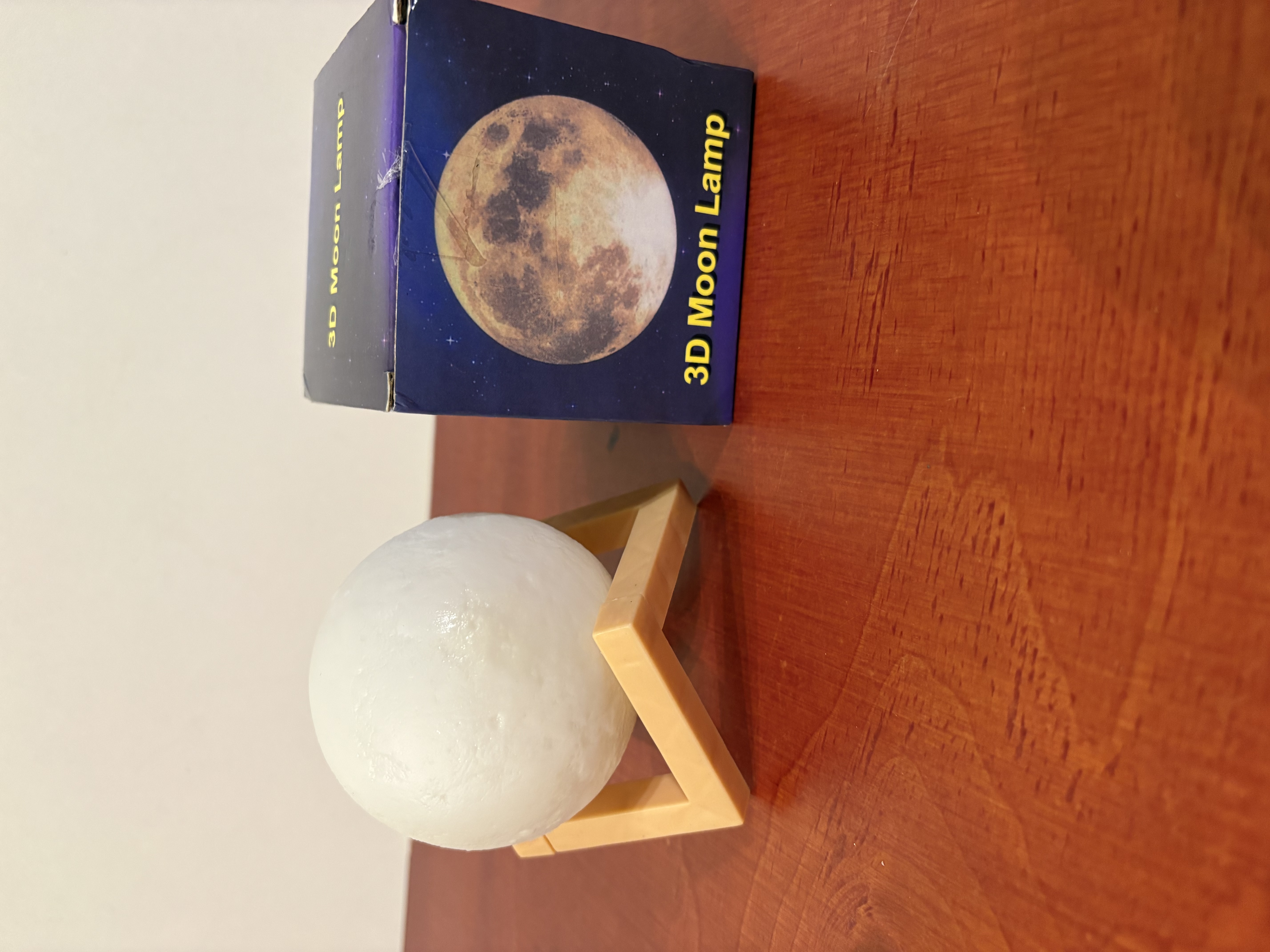3D maan lamp (nieuwe in doos) 2 stuks – foto 2 – kavel bij GSD Auctions, Zoeterwoude