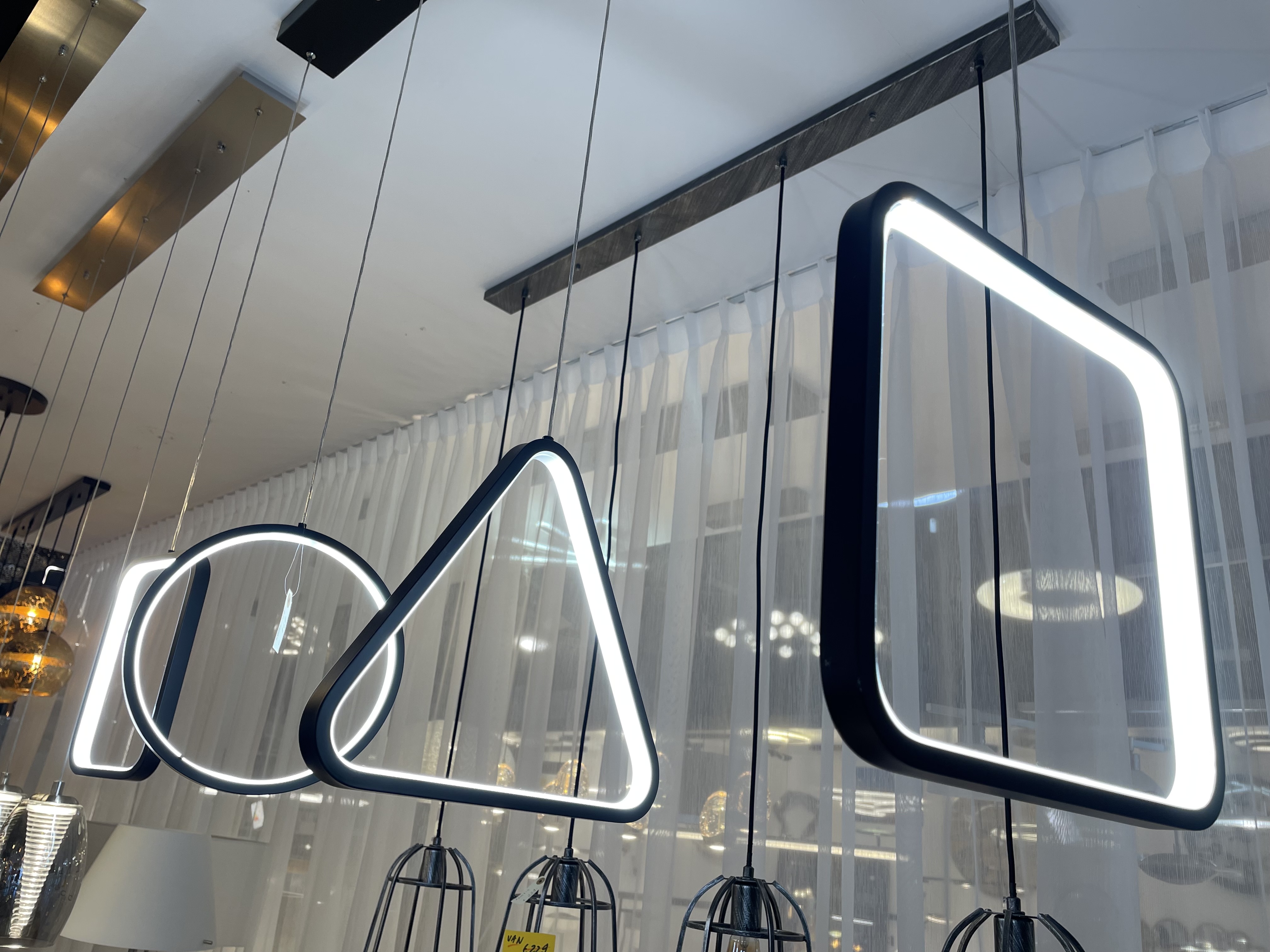 Led-lampen desing plafondlamp zwart hoekvormen (nieuw in doos) – kavel bij GSD Auctions, Zoeterwoude