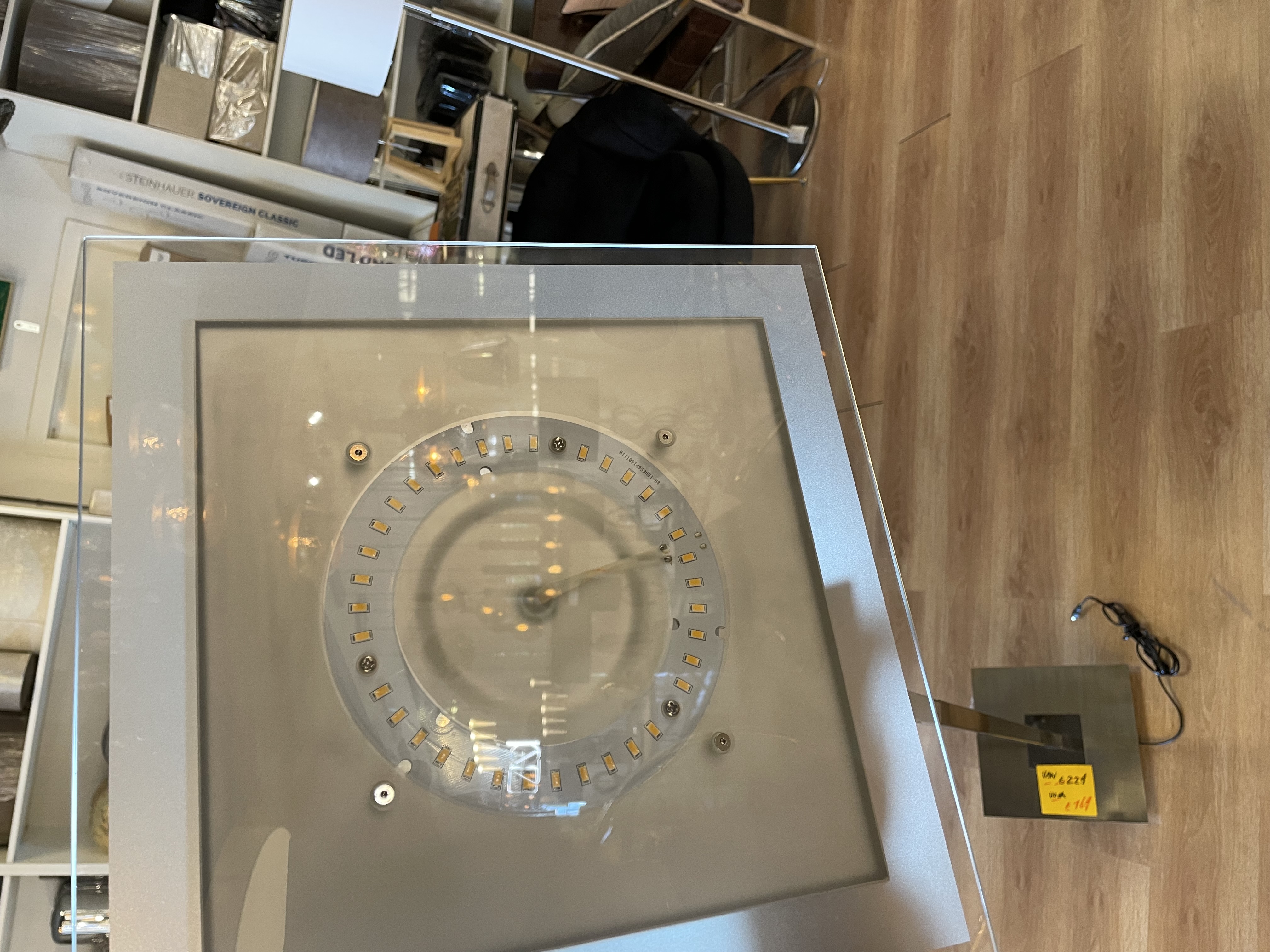 Vloerlamp Led vierkant glas plaat (nieuw in doos) – foto 4 – kavel bij GSD Auctions, Zoeterwoude