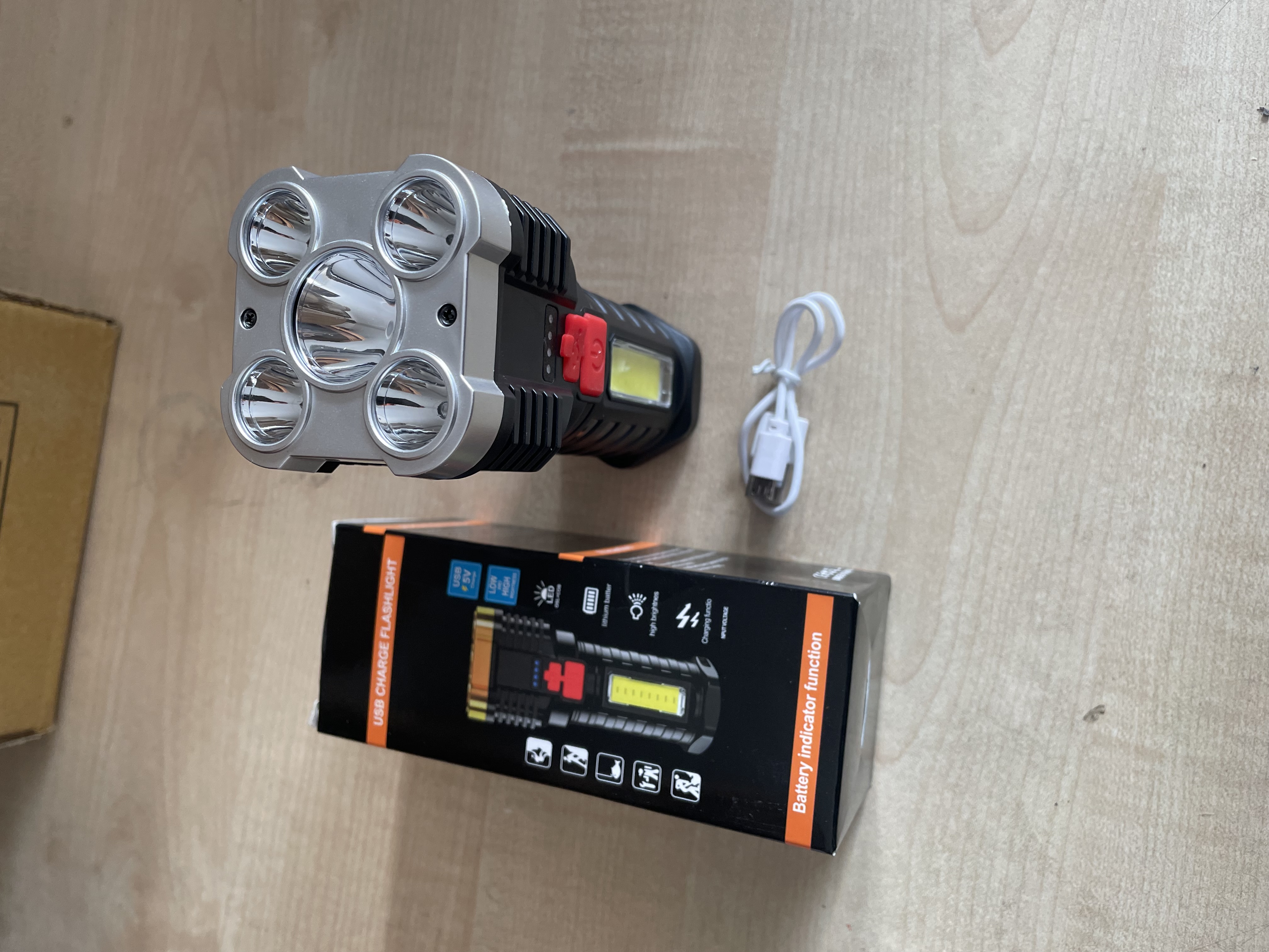 Zaklamp LED oplaadbaar Nieuwe – kavel bij GSD Auctions, Zoeterwoude
