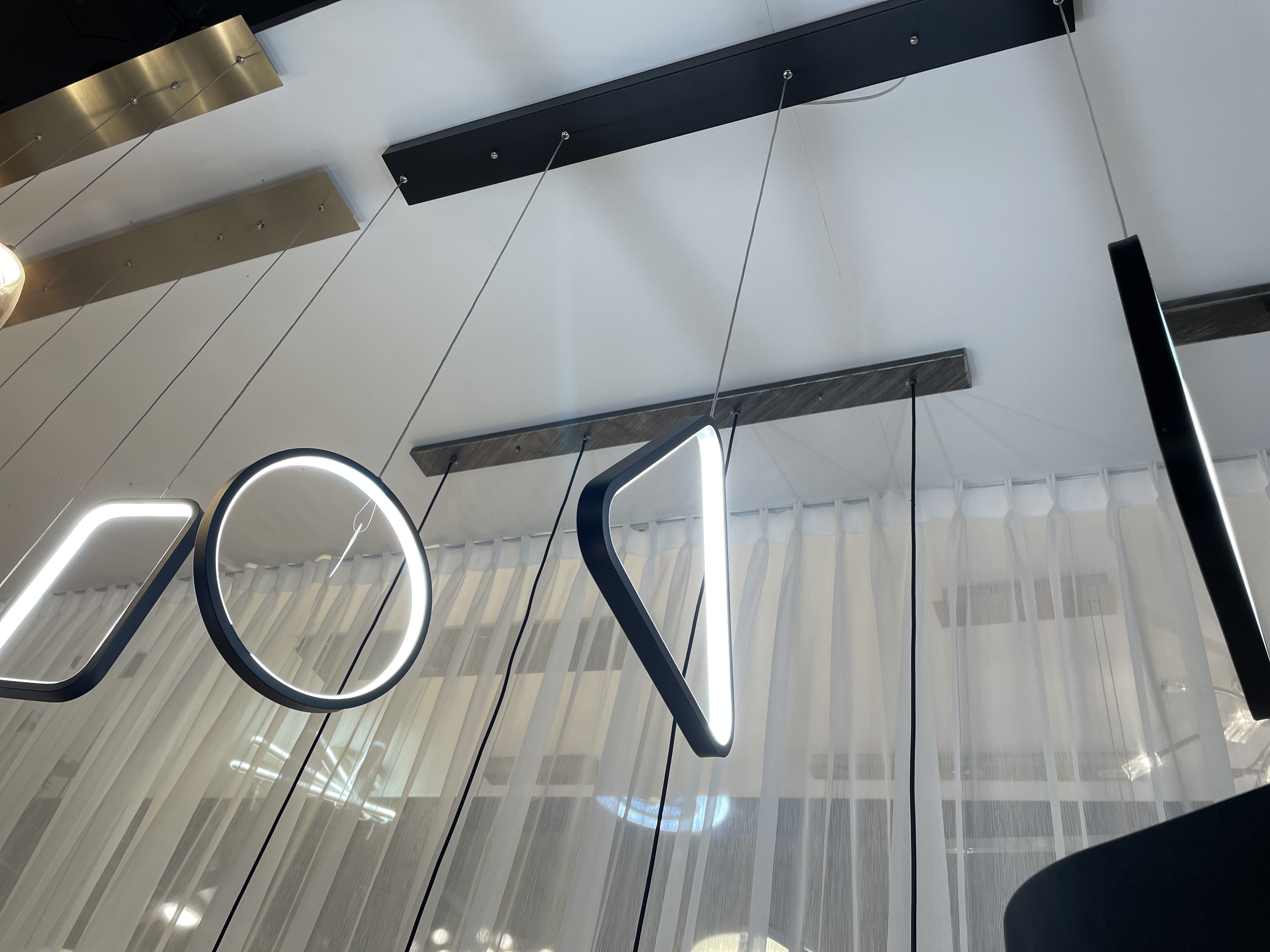 Led-lampen desing plafondlamp zwart hoekvormen (nieuw in doos) – foto 4 – kavel bij GSD Auctions, Zoeterwoude