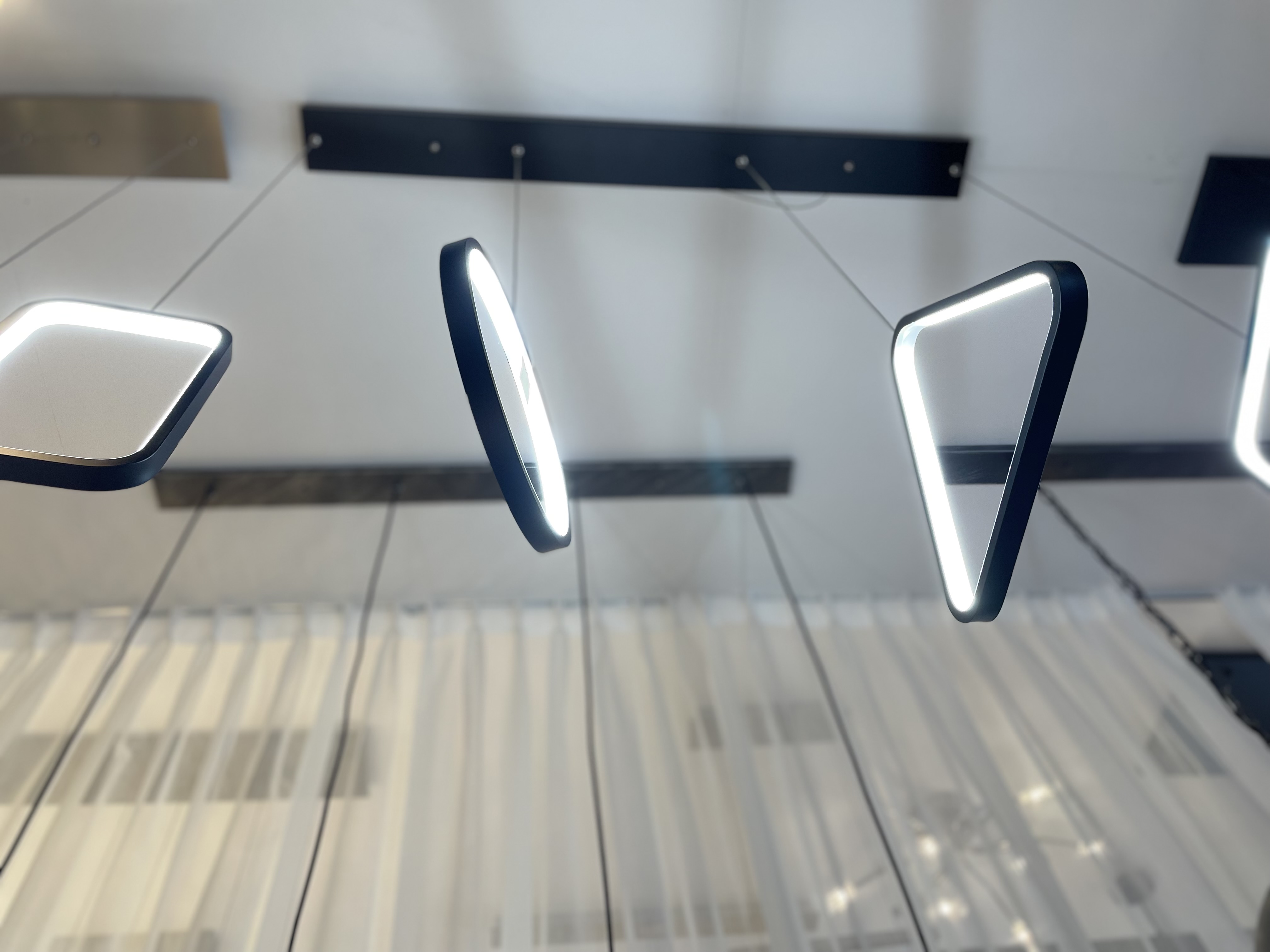 Led-lampen desing plafondlamp zwart hoekvormen (nieuw in doos) – foto 3 – kavel bij GSD Auctions, Zoeterwoude