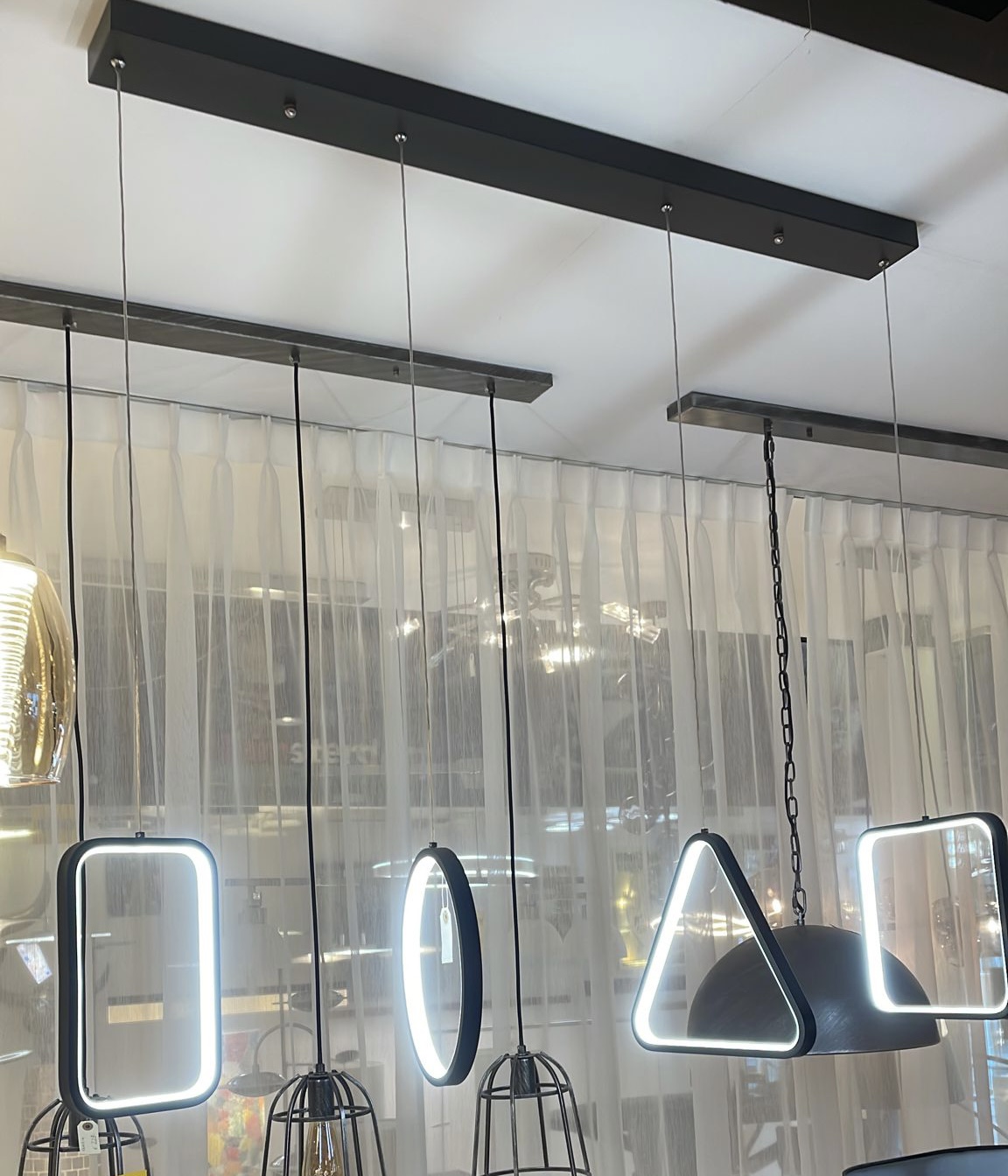 Led-lampen desing plafondlamp zwart hoekvormen (nieuw in doos) – foto 2 – kavel bij GSD Auctions, Zoeterwoude