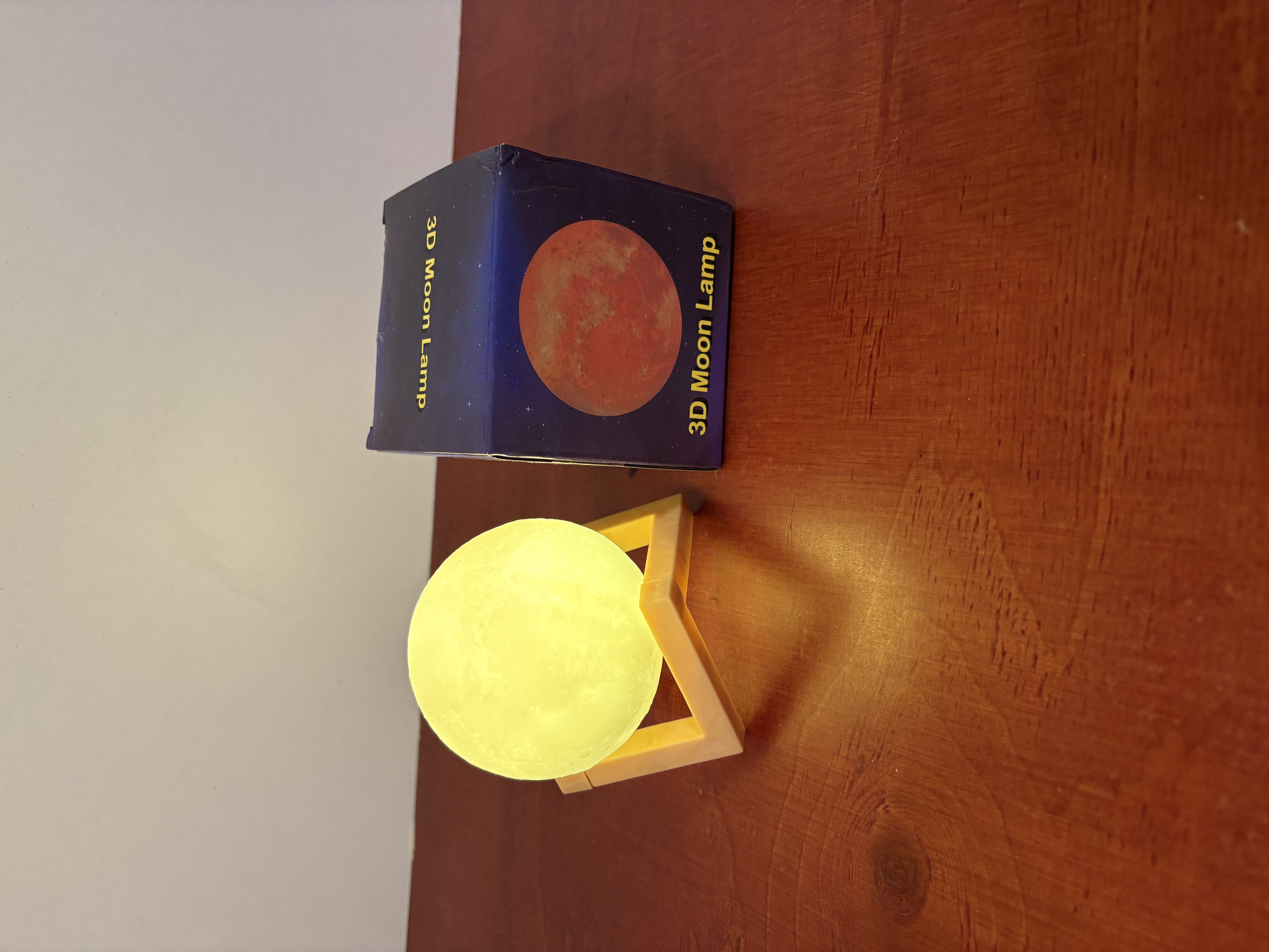 3D maan lamp (nieuwe in doos) 2 stuks – foto 4 – kavel bij GSD Auctions, Zoeterwoude