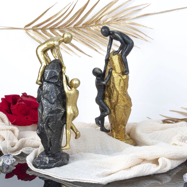 2 beelden treken elkaar op de rots goud/zwart (nieuwe) – kavel bij GSD Auctions, Zoeterwoude