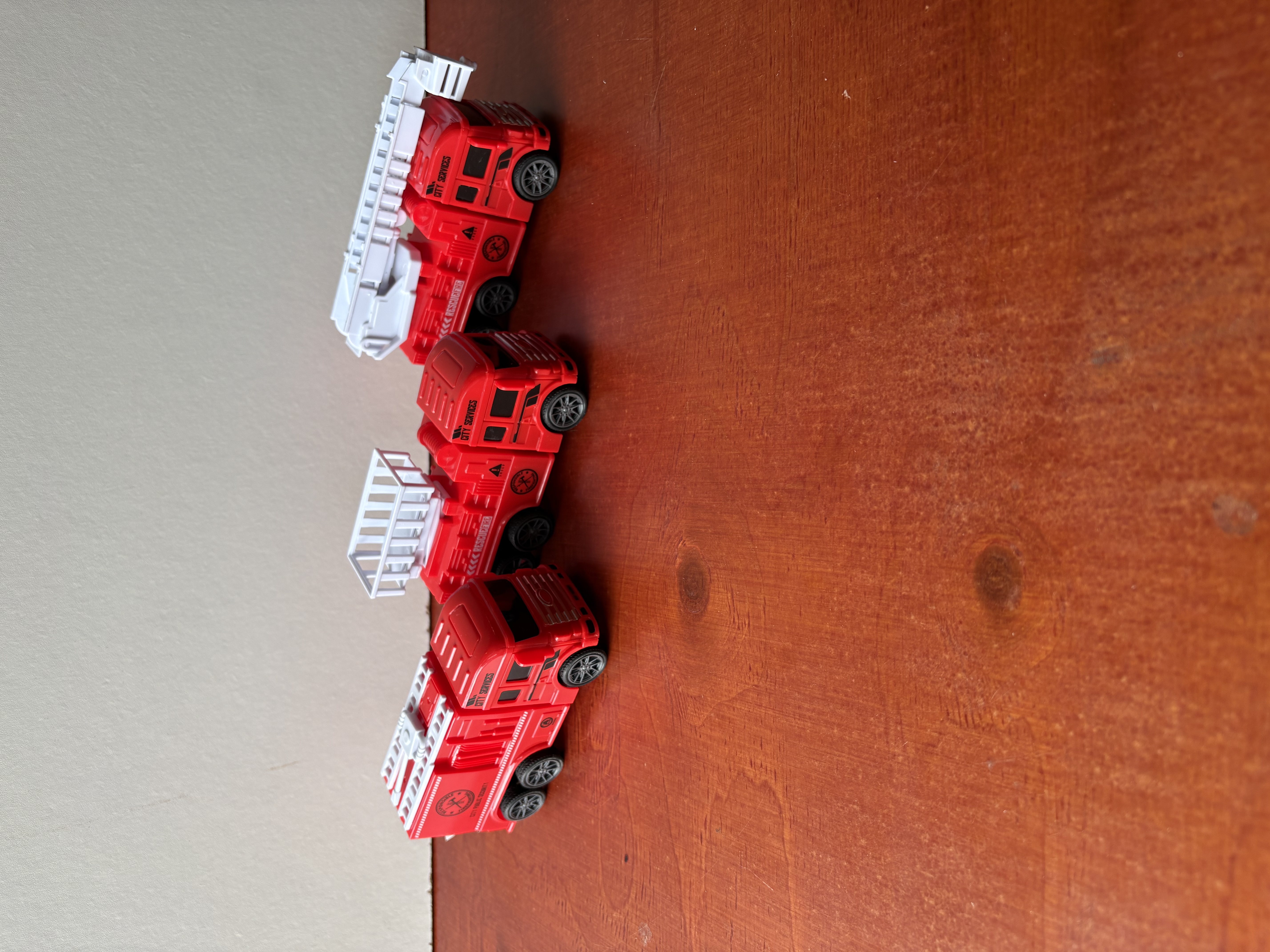3 rode spel auto's nieuwe 16 cm – kavel bij GSD Auctions, Zoeterwoude