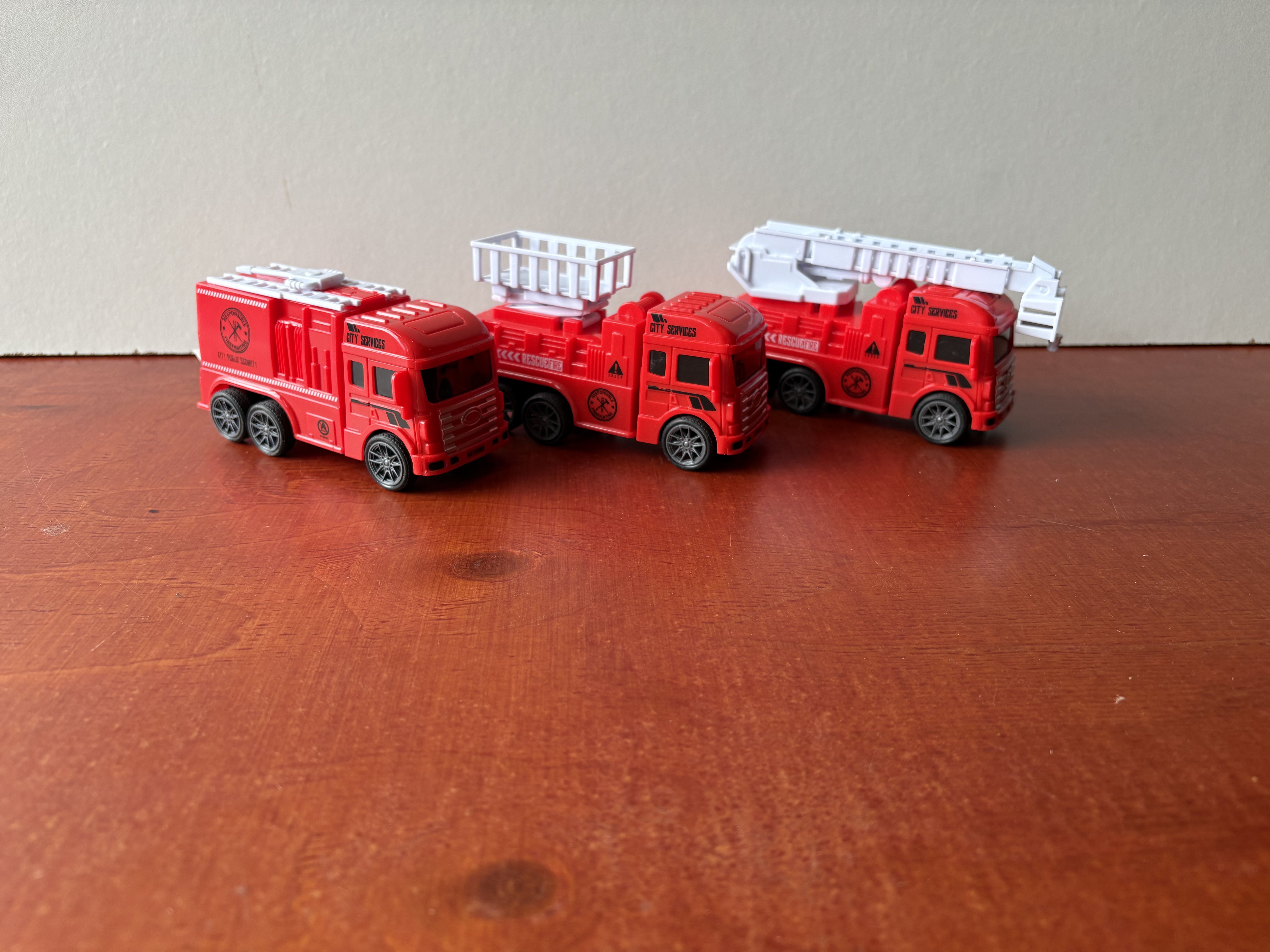 3 rode spel auto's nieuwe 16 cm – foto 2 – kavel bij GSD Auctions, Zoeterwoude