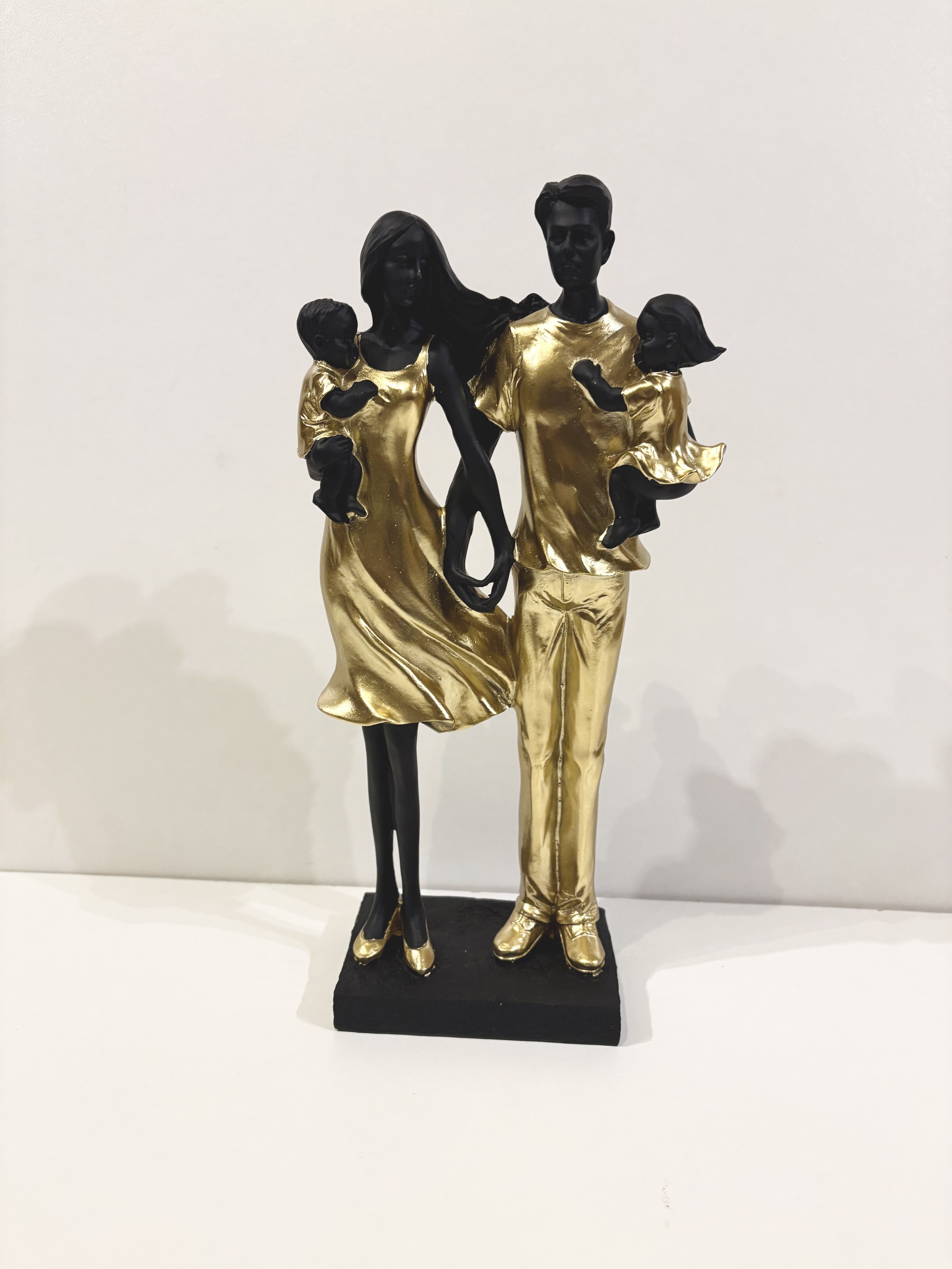 Echtpaar met 2 kinderen staand goud/zwart h=29,5cm (nieuwe) – foto 3 – kavel bij GSD Auctions, Zoeterwoude
