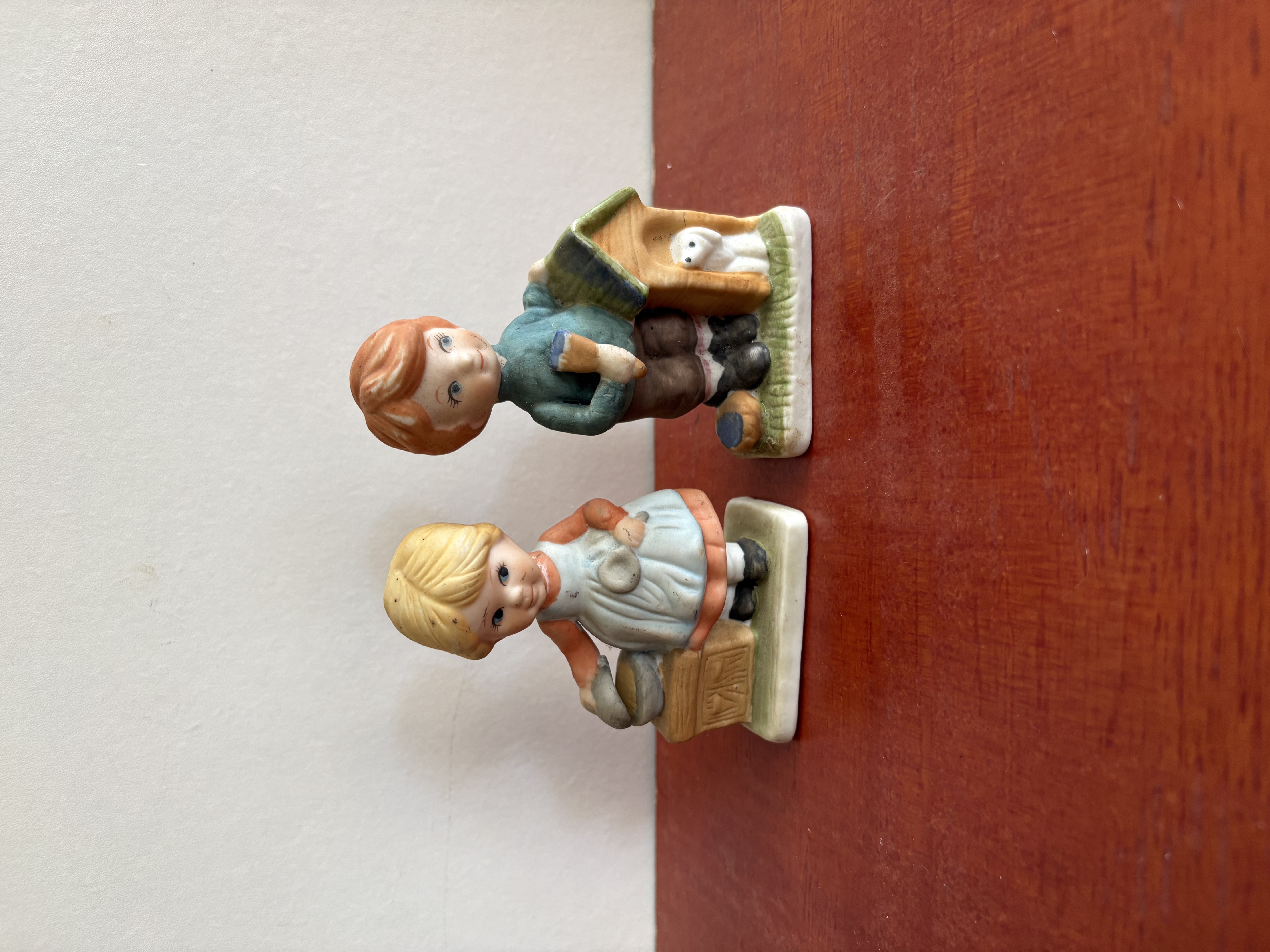 Porseleinen beeldjes jonge en meisje – kavel bij GSD Auctions, Zoeterwoude